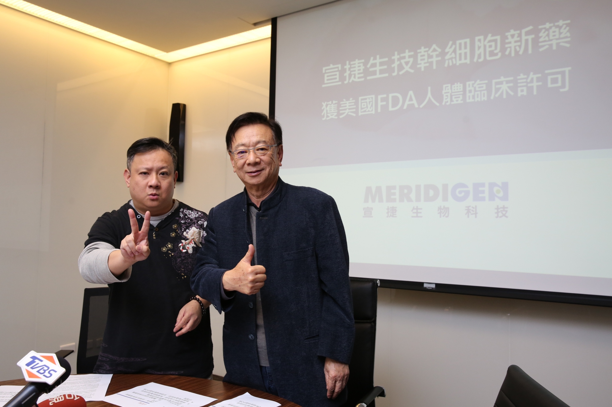 宣捷獲得美國FDA臨床試驗核准，宣明智（右）非常開心，左為兒子宣昶有。