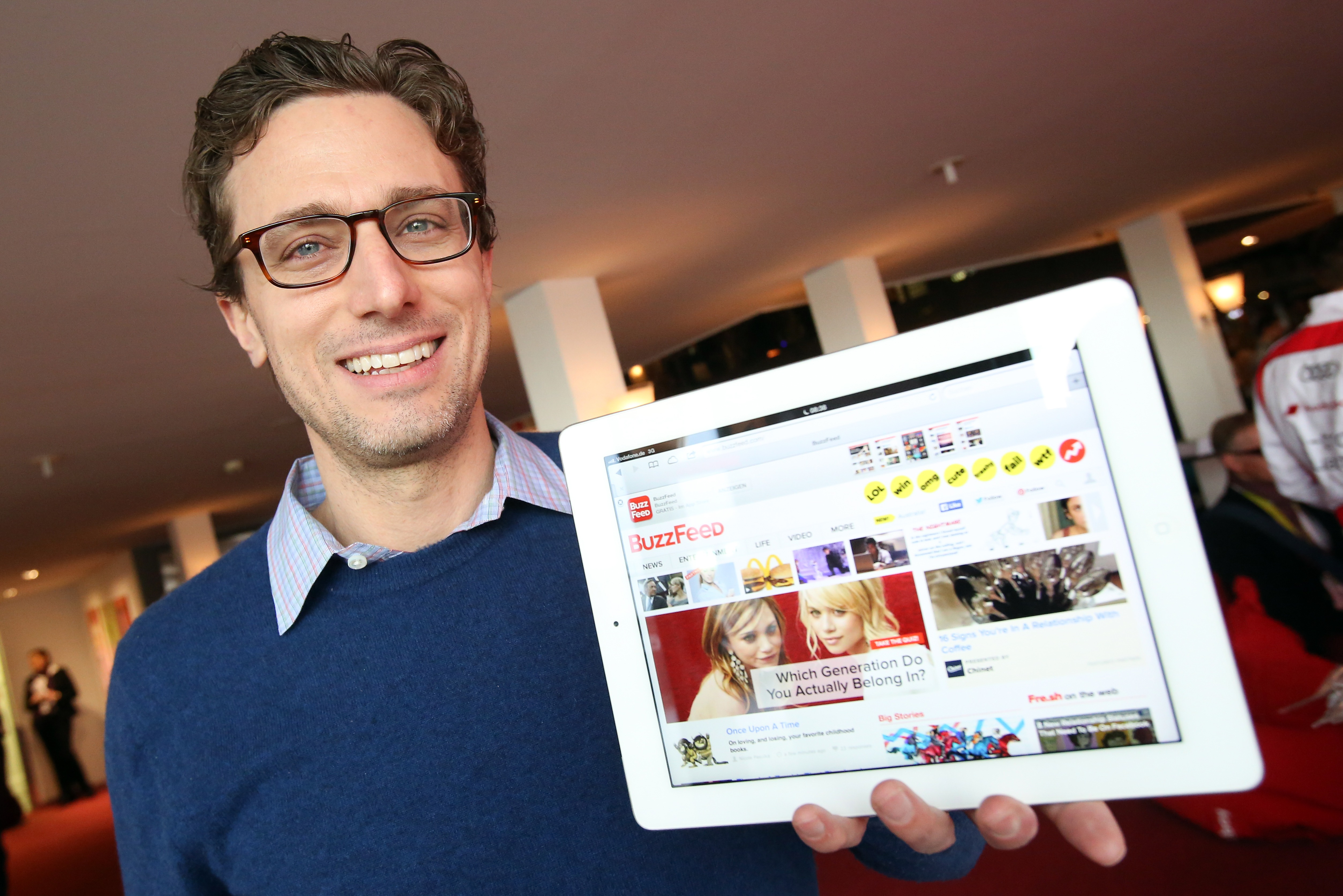 BuzzFeed執行長Jonah Peretti公開呼籲，谷歌和臉書必須和內容提供者分享廣告營收，圖為他2014年攝於德國漢堡。（東方IC）