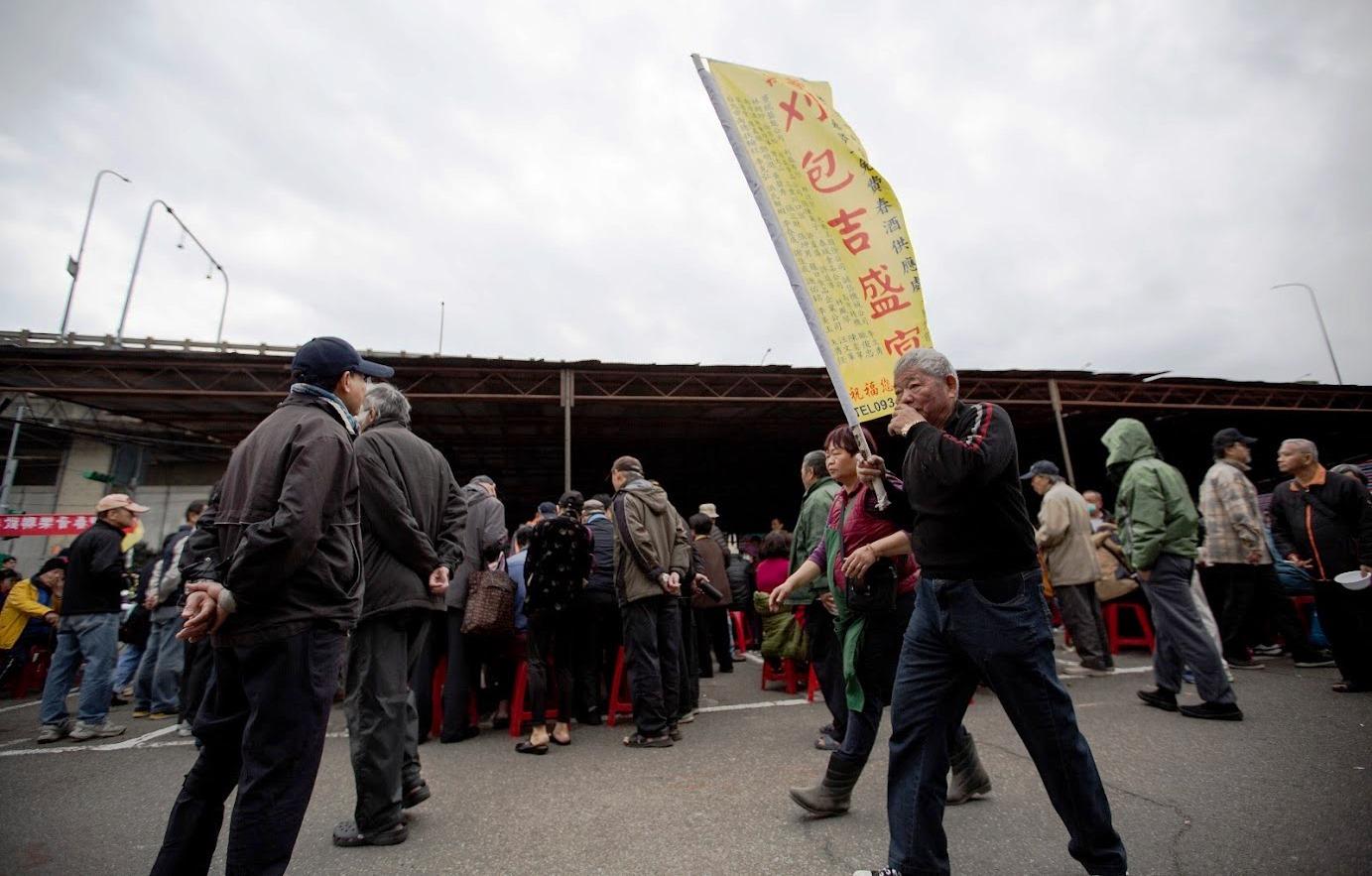雖因舉辦愛心宴與兒子發生爭執，刈包吉仍將繼續承辦今年的愛心宴。（圖為去年愛心宴場景）