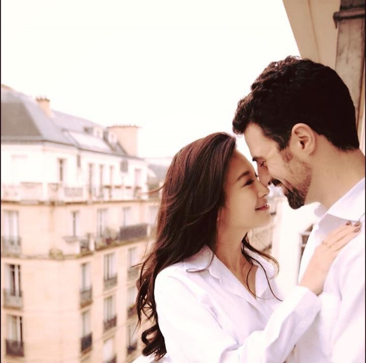 艾莉絲梅開二度，明年夏天嫁英國外交官。（翻攝自臉書）