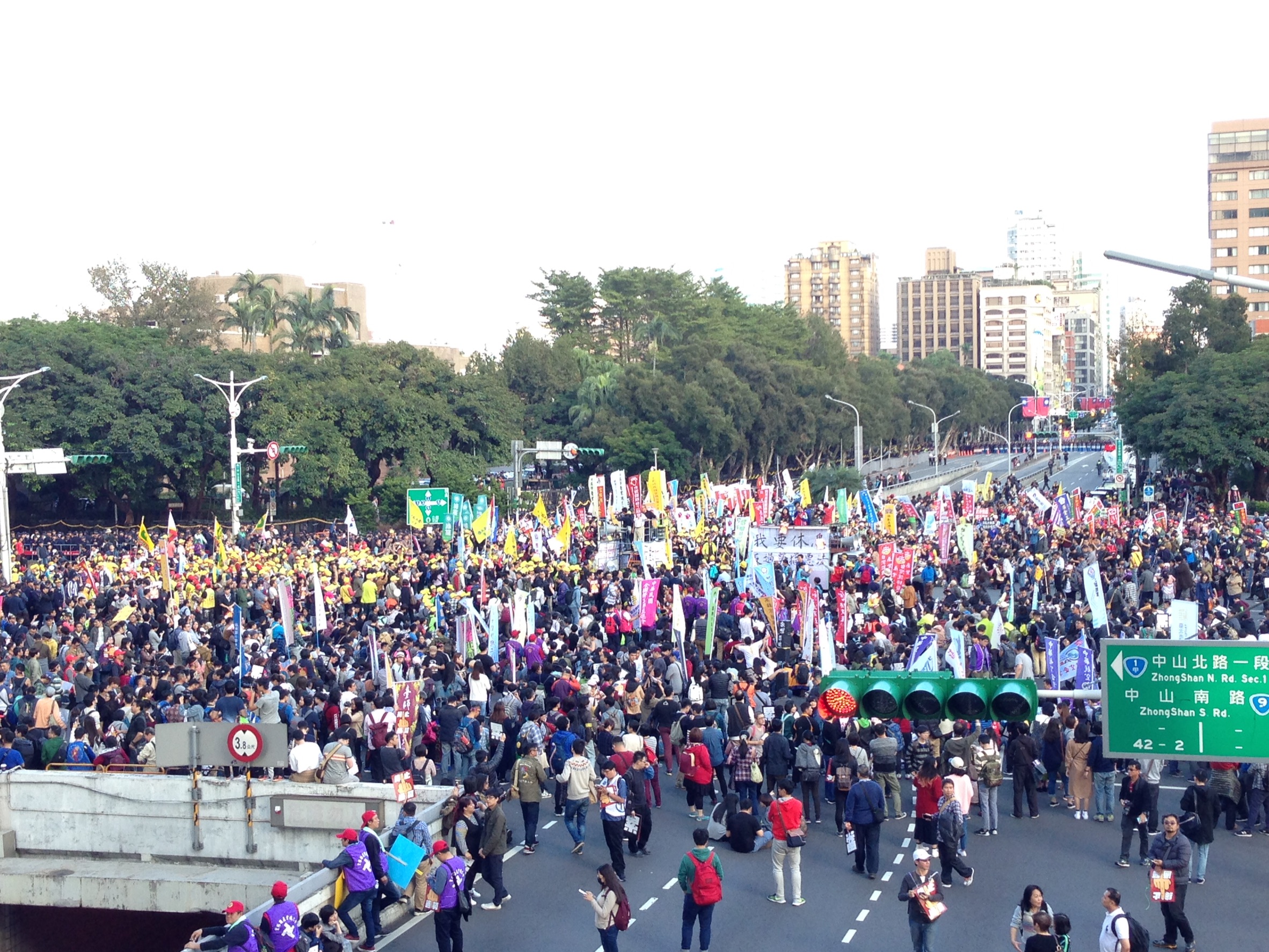 勞團發起的「我血汗過勞、你功德個屁！」反勞基法修惡遊行。（嚴文廷攝）