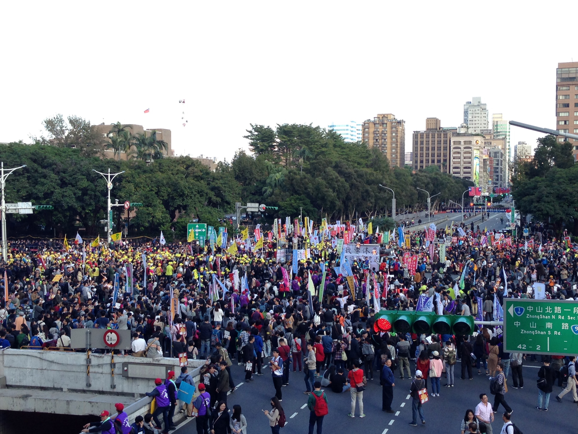 人數已經超過一萬人，一起從民進黨黨部出發，走到台北車站後，再繞回立法院群賢樓前。（嚴文廷攝）