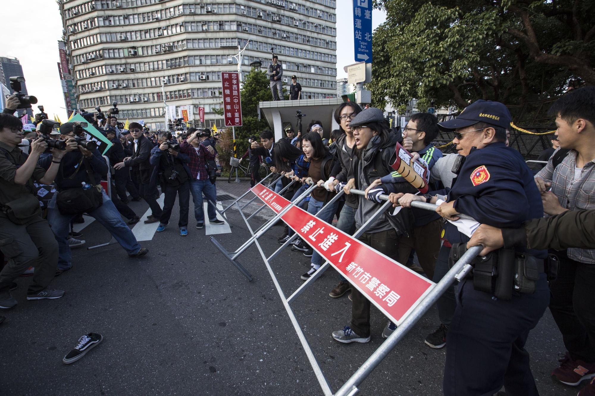 下午三點多,遊行隊伍行經忠孝東路與中山南路口時,突然回頭,與後方遊行隊伍一起佔領路口,甚至突破警方封鎖線。
