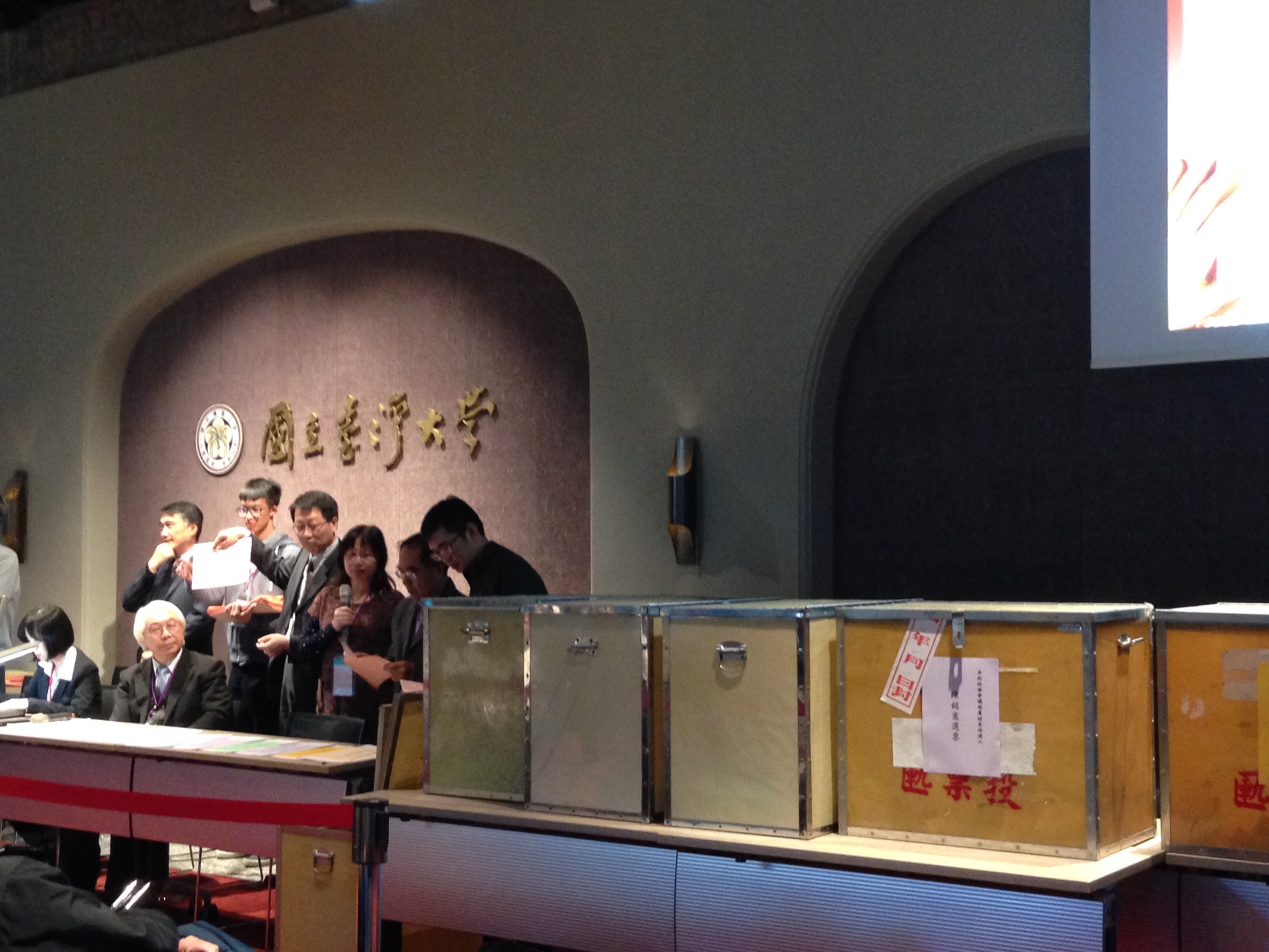 台大校務會議進行校長候選人的推薦投票，最終有三人未過門檻，僅剩五人進入最後階段。