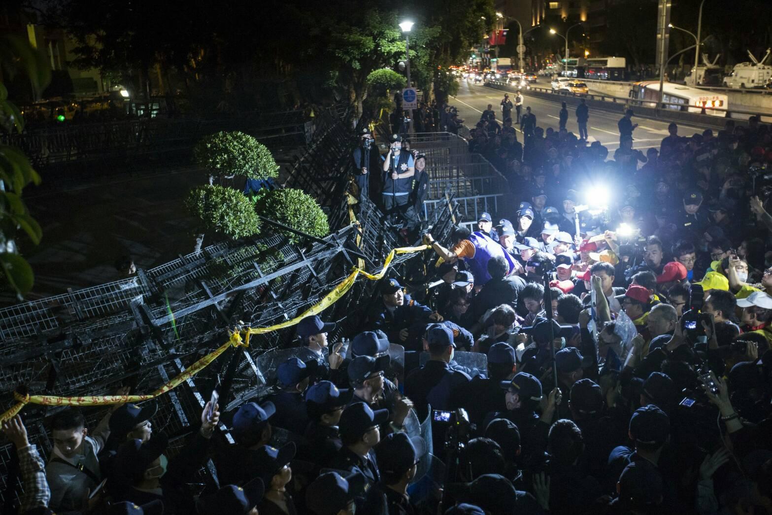 勞團在行政院外發起多次行動,試圖要衝破警方封鎖線,但都遭到優勢警力阻擋。