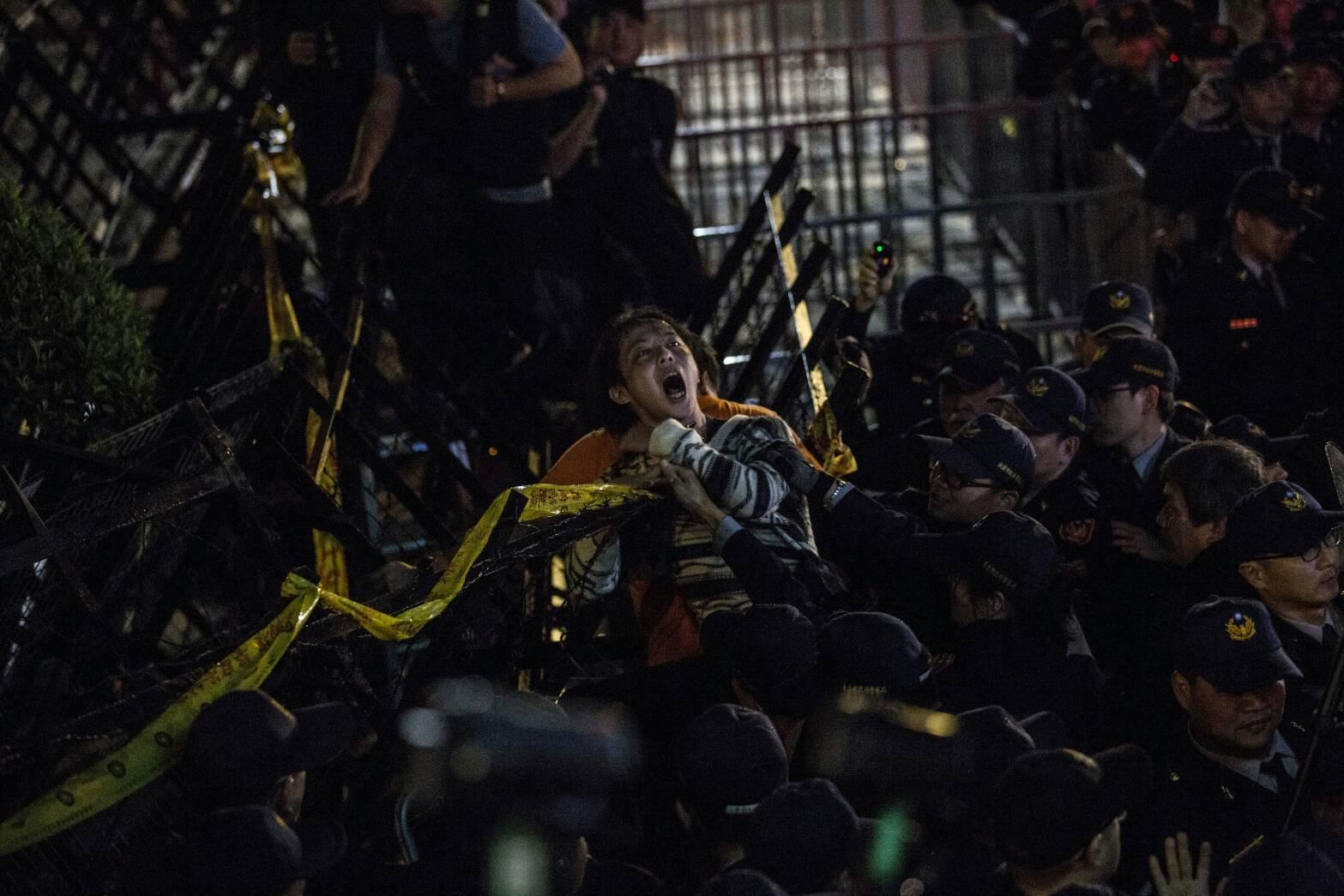 勞團發起反勞基法修惡遊行,多次與警方爆發推擠衝突,參與民眾試圖爬上拒馬想要衝進行政院,遭到警方阻止。