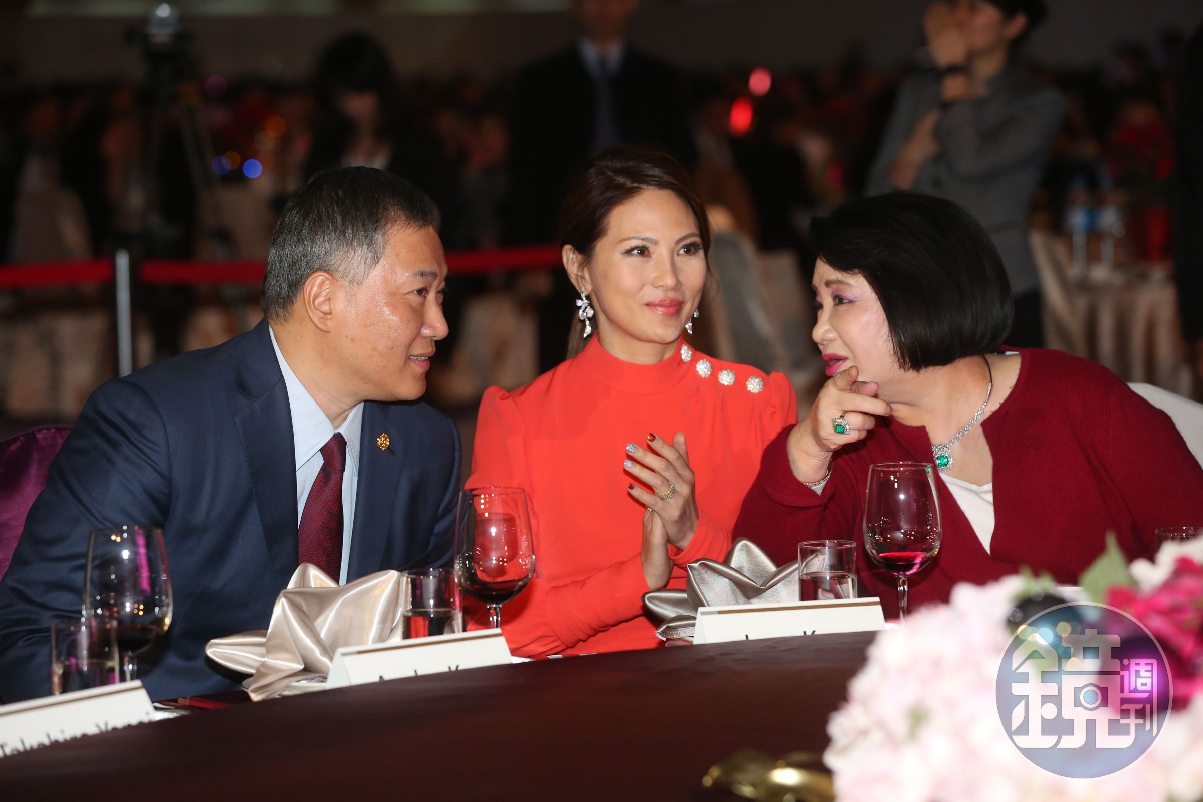 辜林瑞慧（右）不時與辜仲立（左）及媳婦辜周靖華（中）親切的交頭接耳。