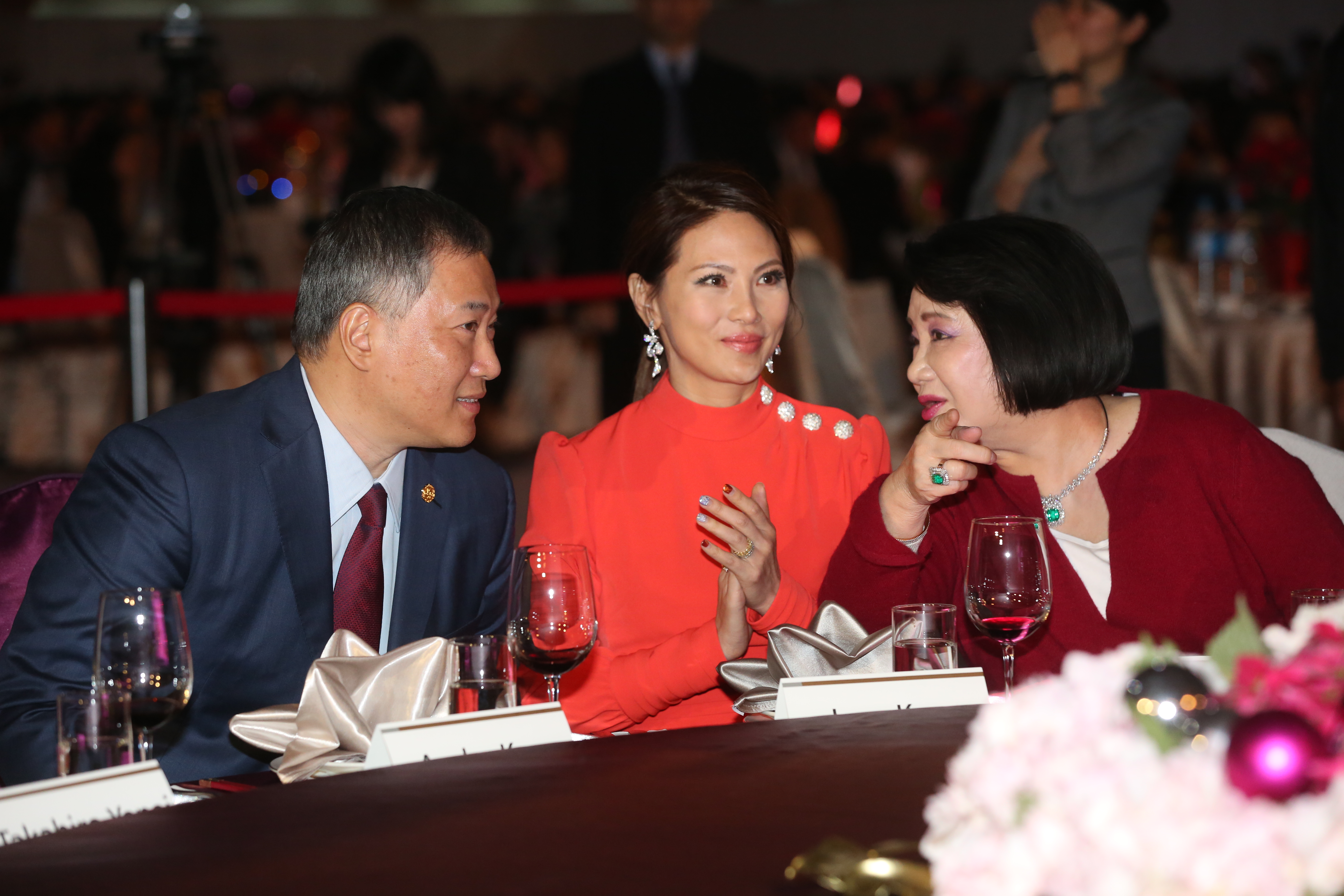 辜林瑞慧（右）不時與辜仲立（左）及媳婦辜周靖華（中）親切的交頭接耳。
