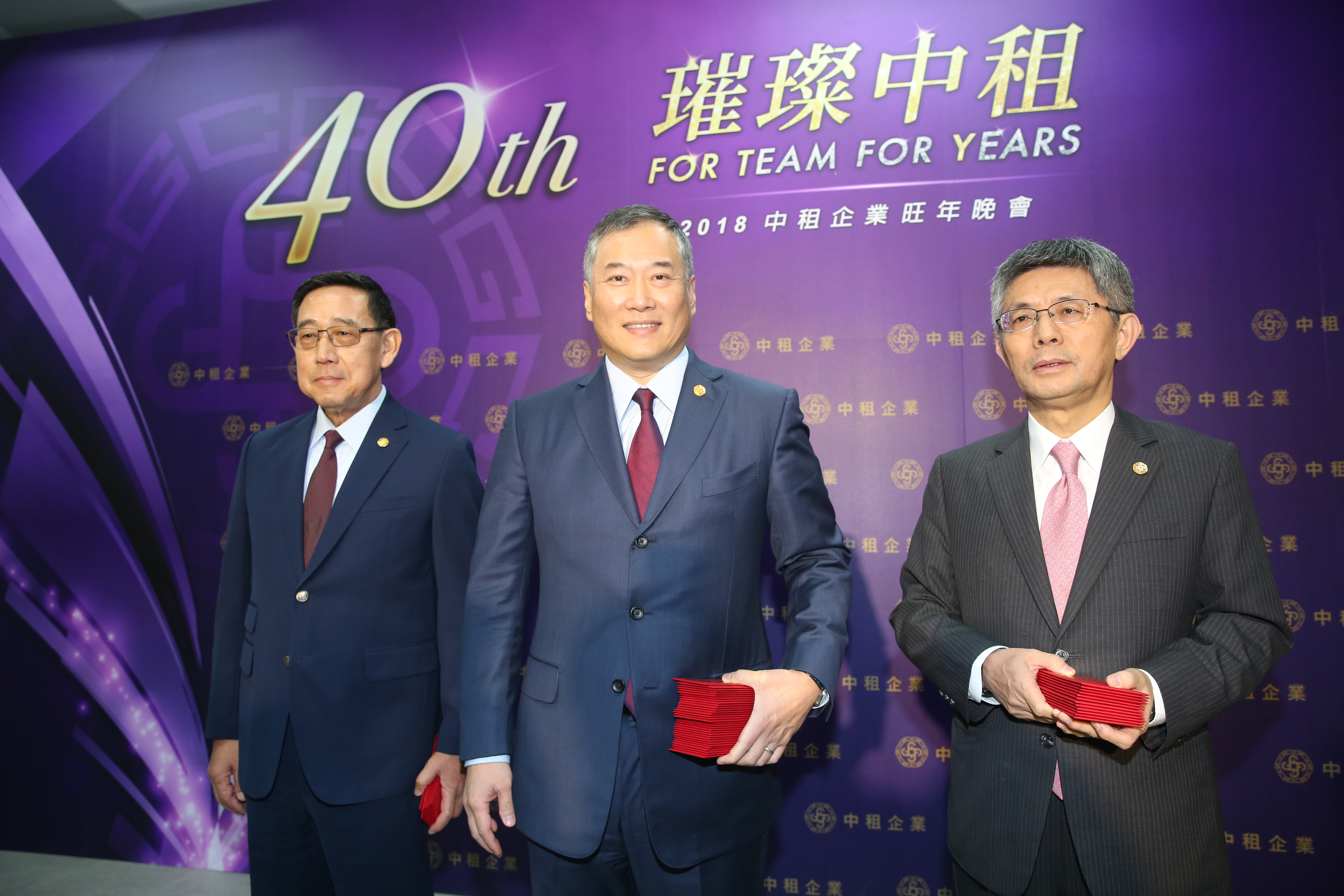 這一年，馬不停蹄在世界各國開闢新市場、親力親為的辜仲立（中），接班20年讓中租市值超越900億元。