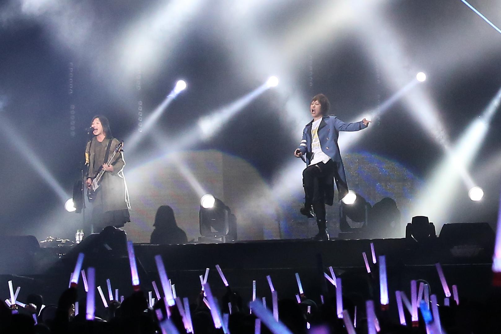 阿信(右)開場就承諾粉絲「今晚會好好加班」,果然連唱多首安可曲。