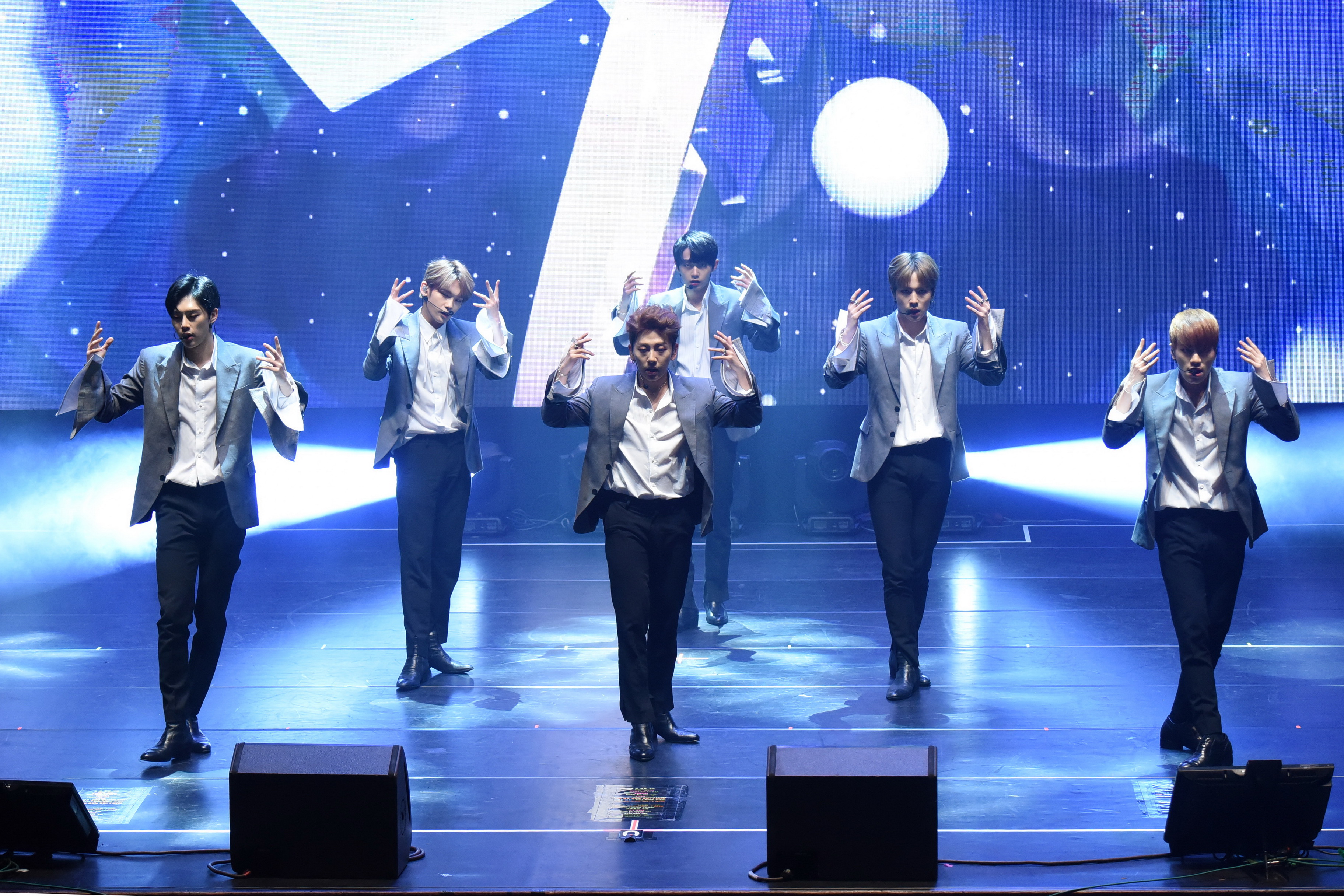 韓團JBJ以〈Fantasy〉熱力開場，嗨翻台粉。（BINGYOUNG娛樂提供）