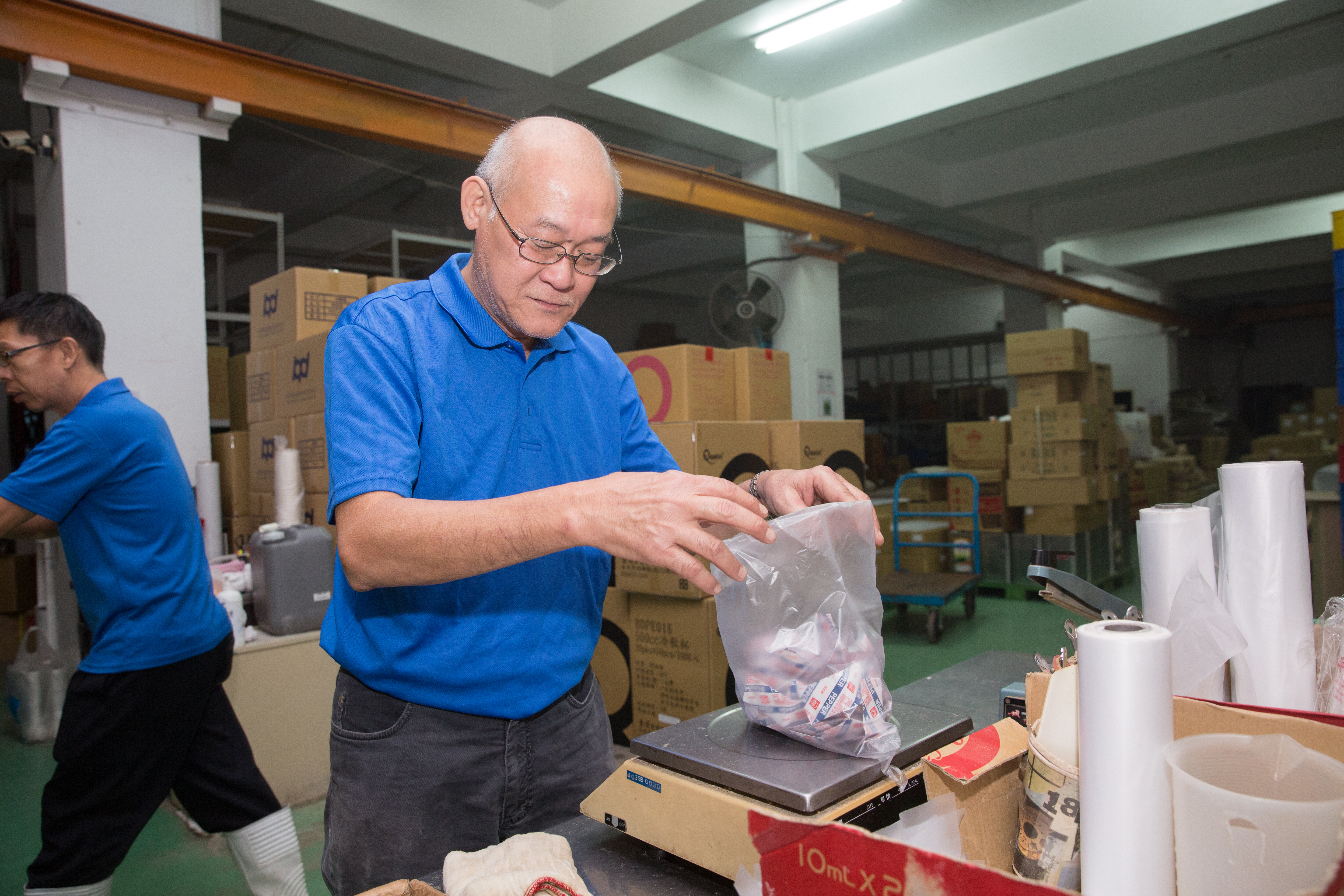 資深員工陳福成重回頂呱呱，負責包裝黑胡椒包，他格外感謝史洪法的照顧。