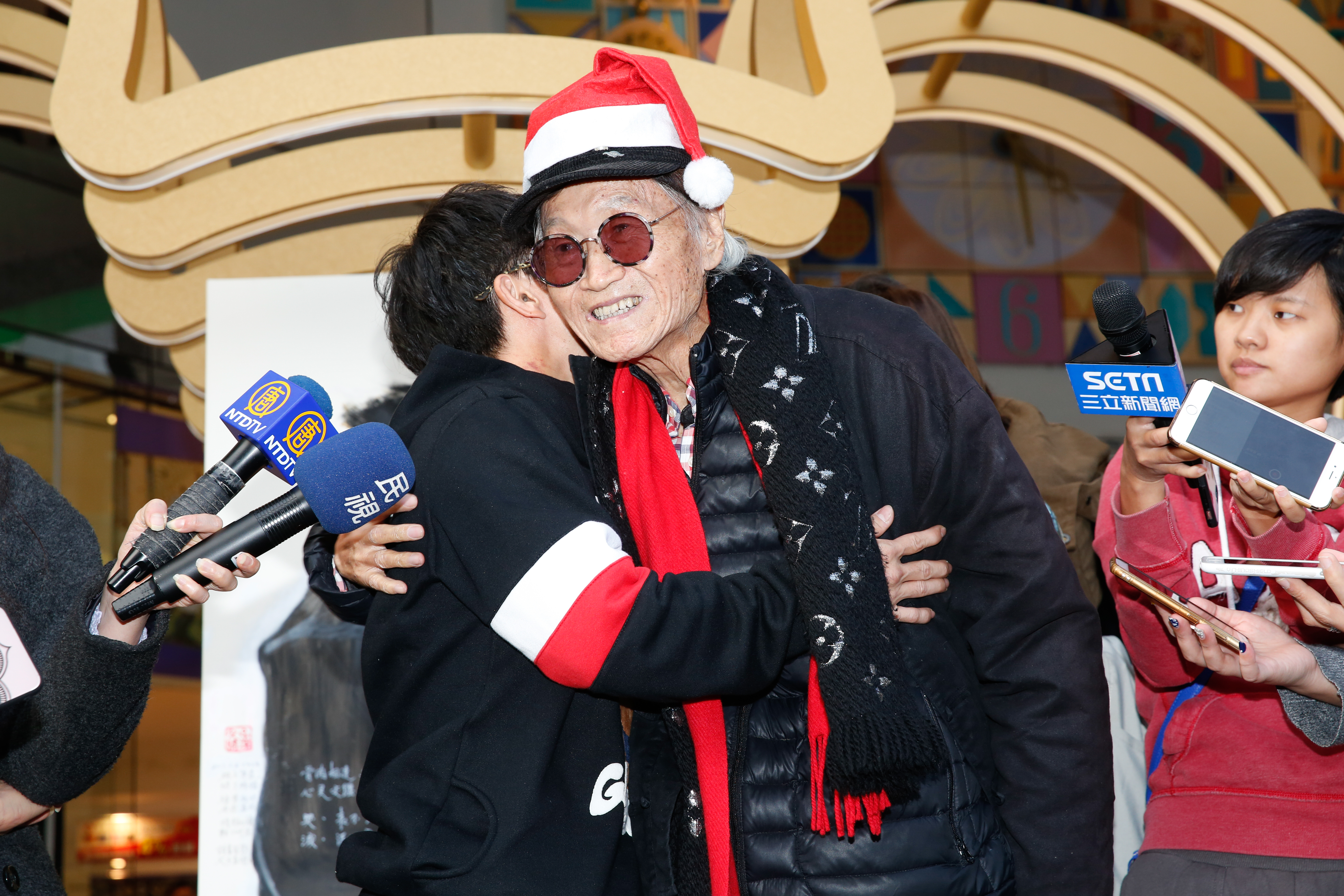 資深體育主播傅達仁現身東區唱〈平安夜〉。