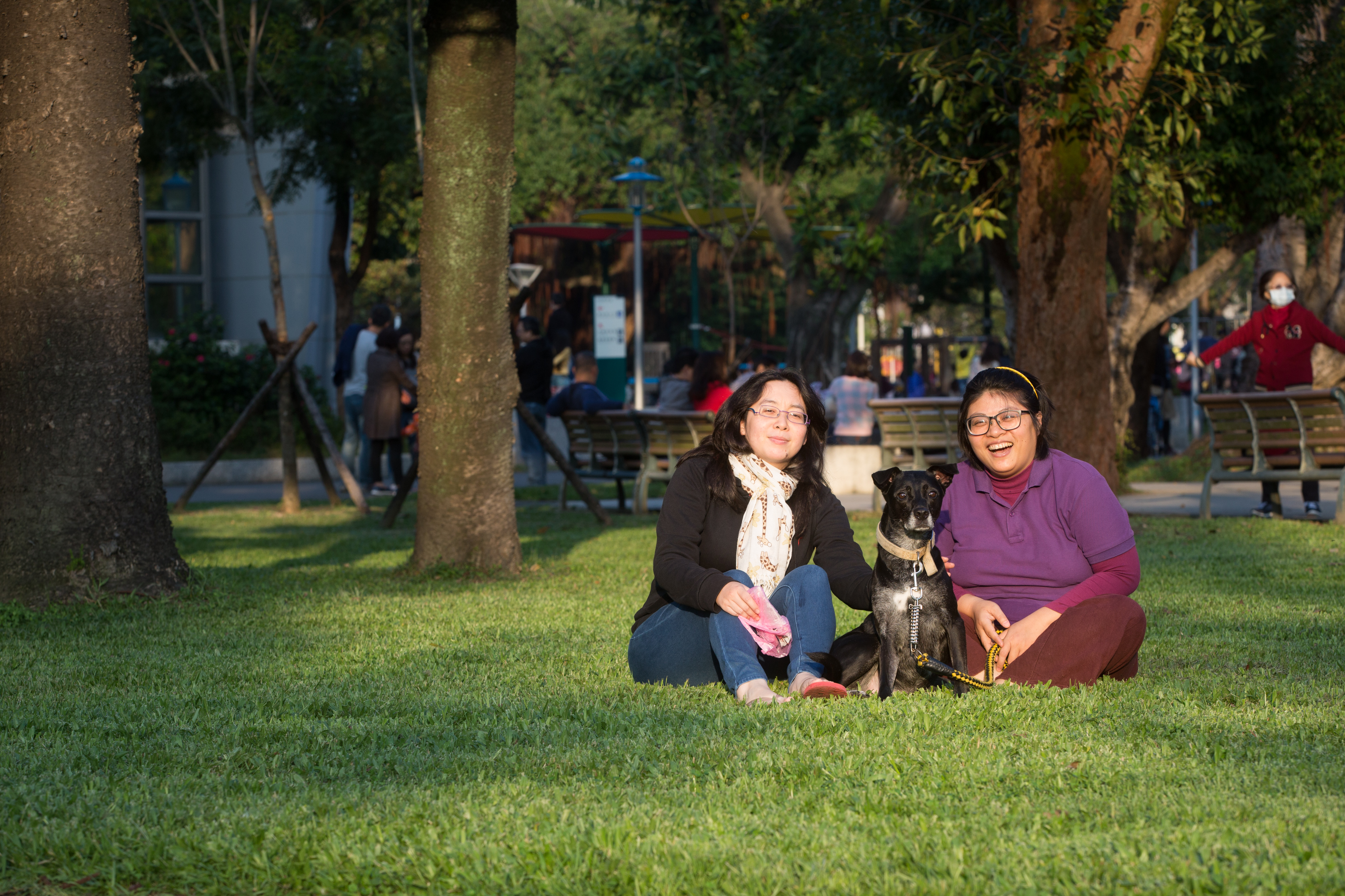 黃美瑜和游雅婷兩人同年，都37歲了，她們彼此互稱「太太」。