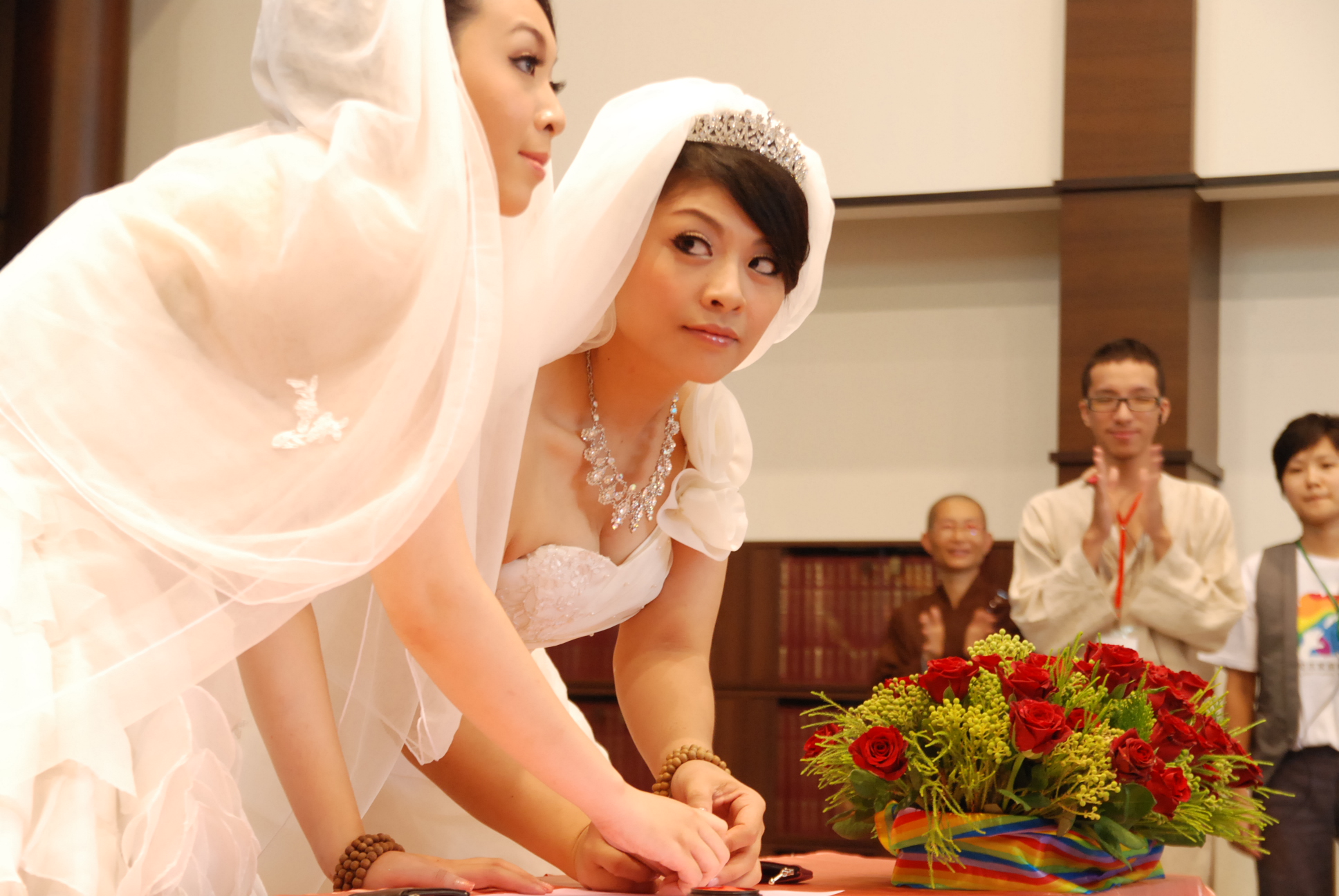 黃美瑜與游雅婷五年前舉行結婚儀式，互許終生。。（黃美瑜提供）