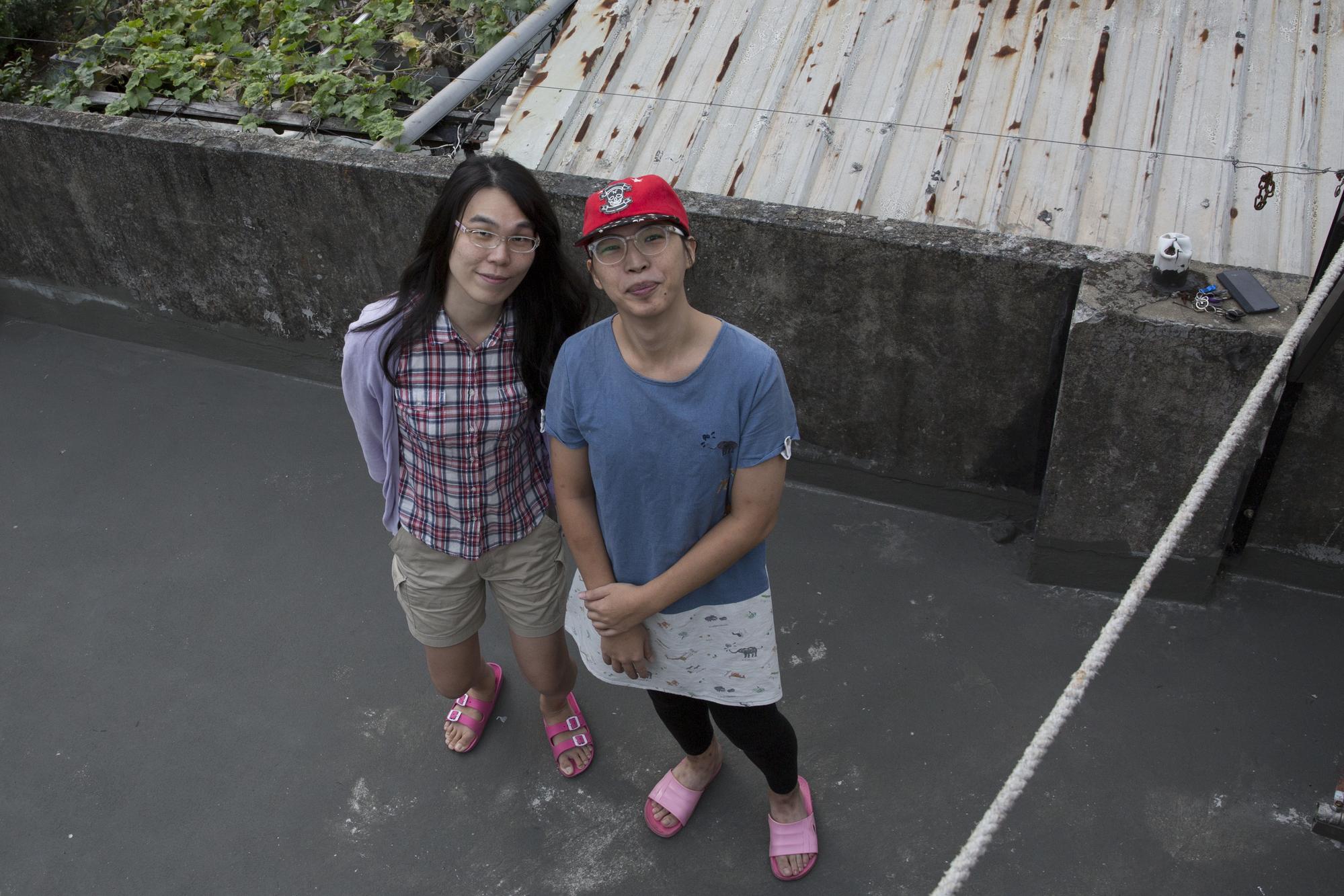 吳伊婷和伴侶吳芷儀落腳萬華，吳伊婷說萬華包容性大，白天和黑夜是兩個世界，「晚上的萬華不那麼表面，三教九流的人都有。對我而言，這裡比較友善和安全。」