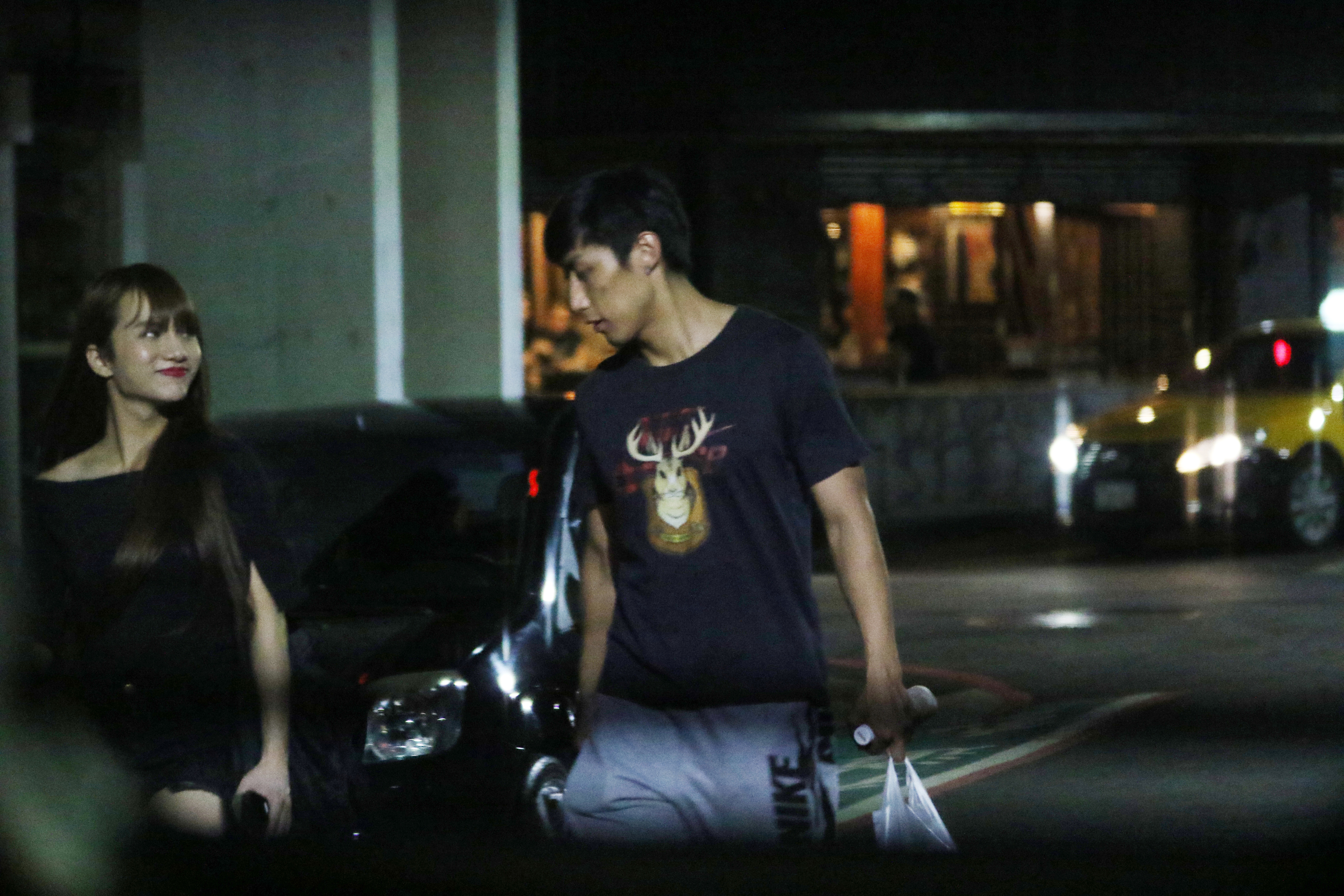 本刊8月直擊小A辣和男友在東區逛街，深情眼神露餡，戀情曝光。