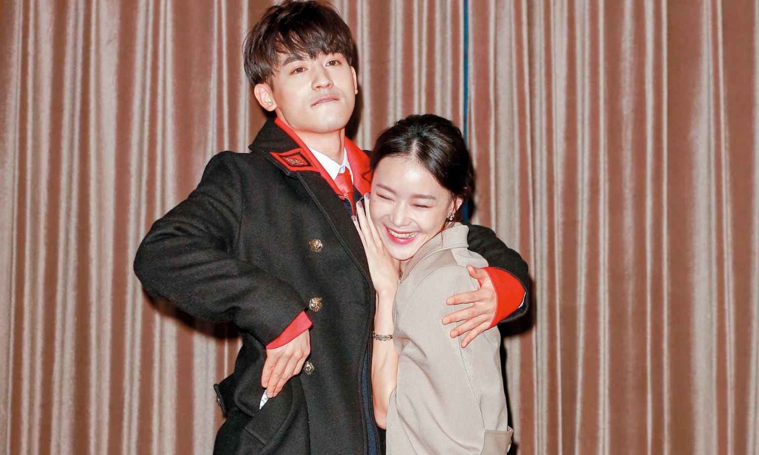 鍾瑶（右）跟小樂（左）湊對拍照，小樂還得踮腳，才能讓鍾瑶依靠他的胸膛，而且一臉歡快。