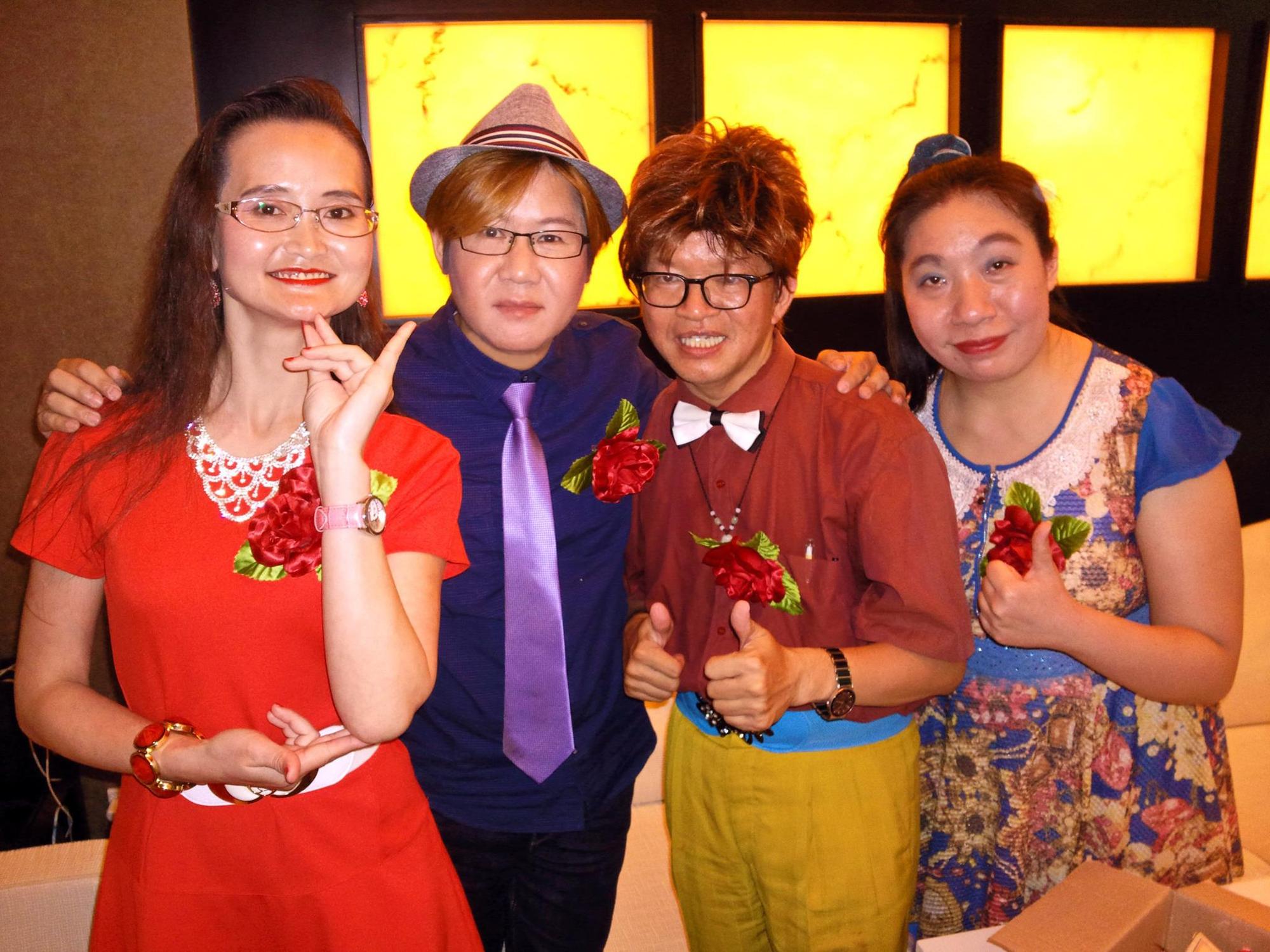 好娜姬和如花、慧慈、湯尼陳共組蘆薈雞湯的團體,為出專輯拉抬聲勢。(翻攝好娜姬臉書)