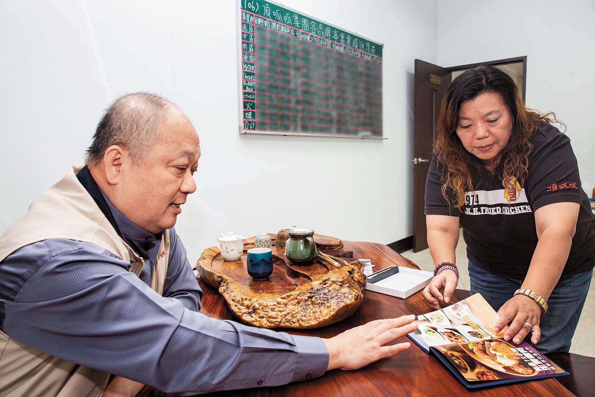 為刺激員工進步，史洪法（左）不定時會找幹部開會，腦力激盪。