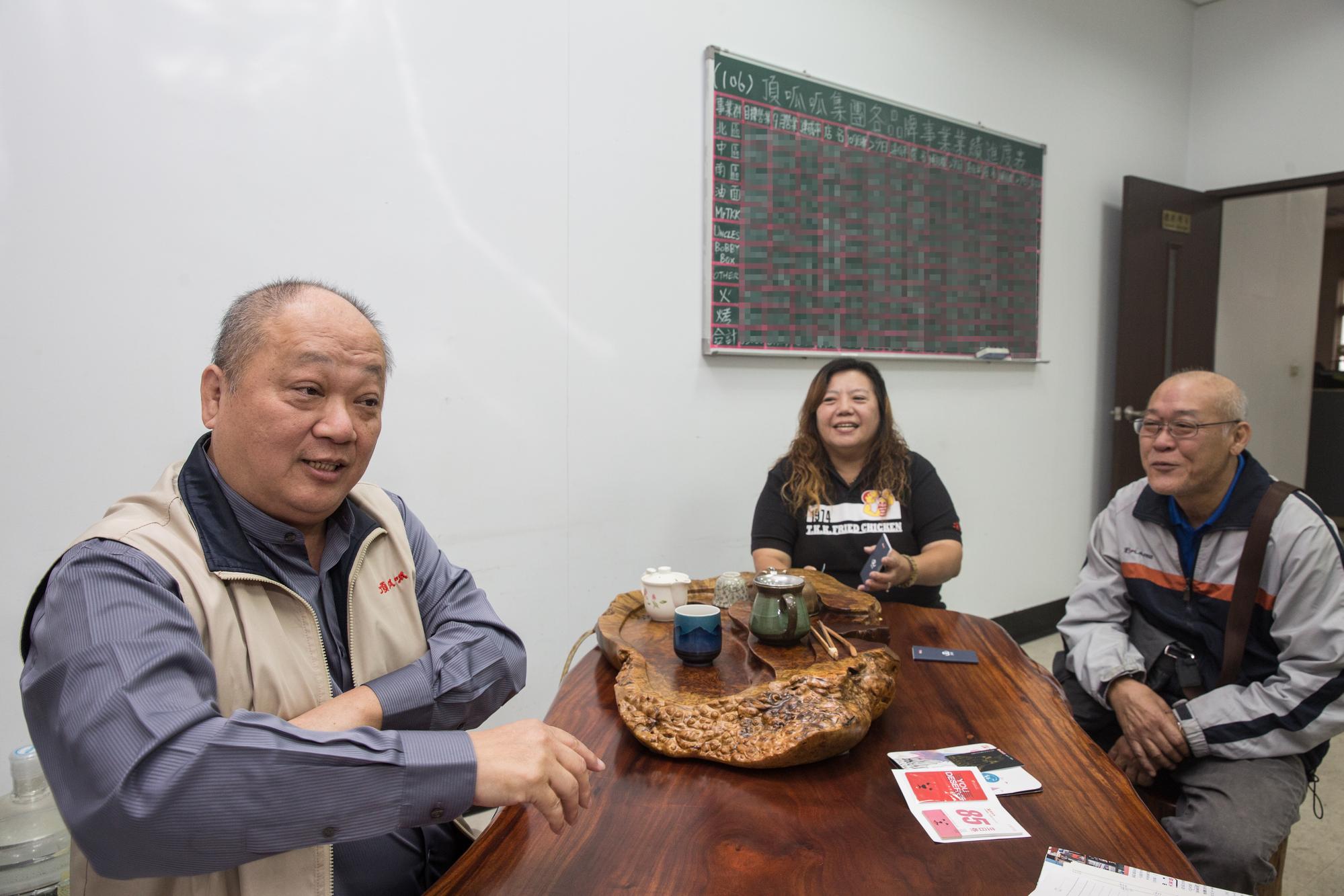 史洪法（左）經營企業十分惜情，與資深員工互動佳。