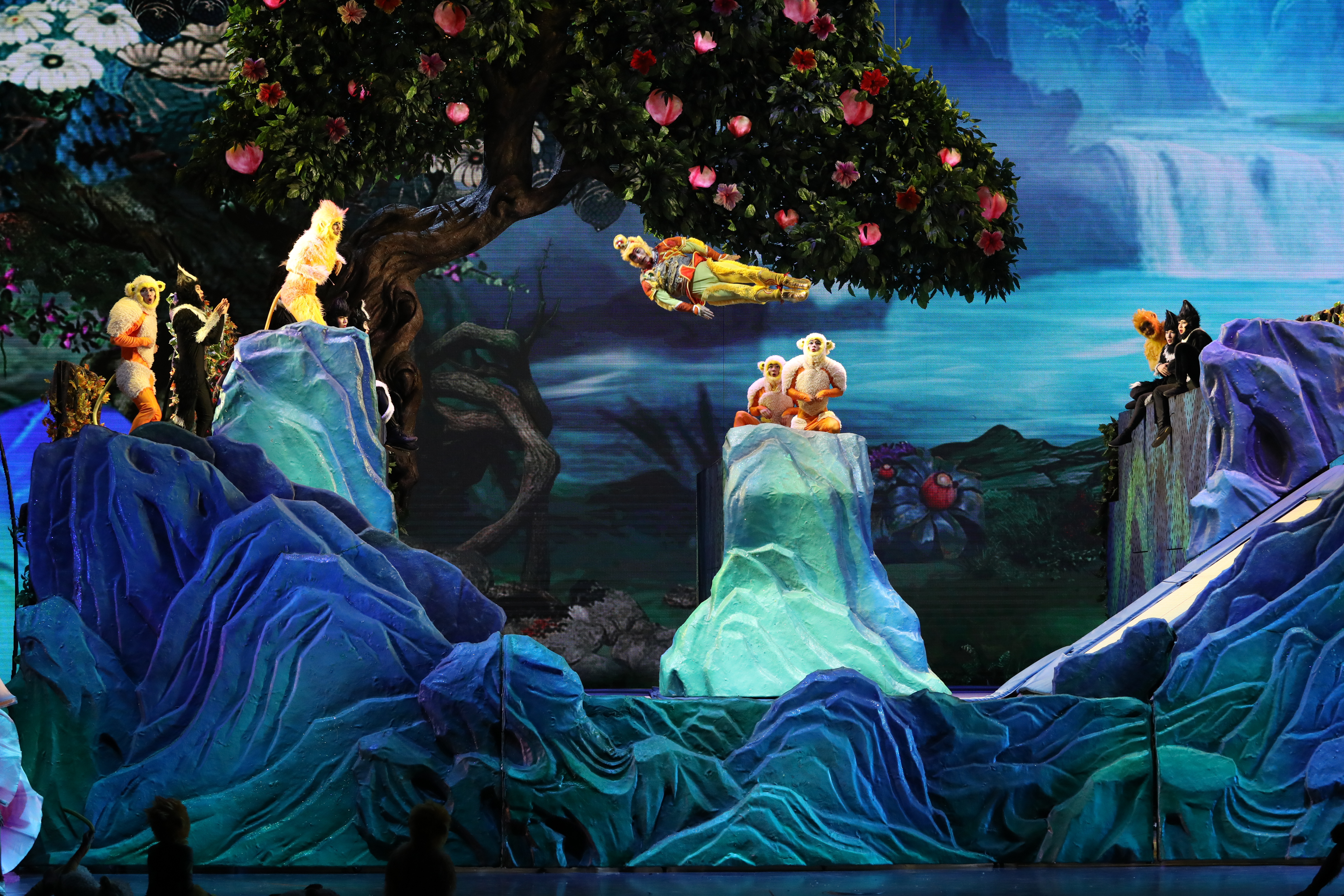 孫悟空在花果山稱大王的這一幕，展現名列體操項目的蹦床絕技，讓猴子猴孫與台下觀眾都看得目瞪口呆。