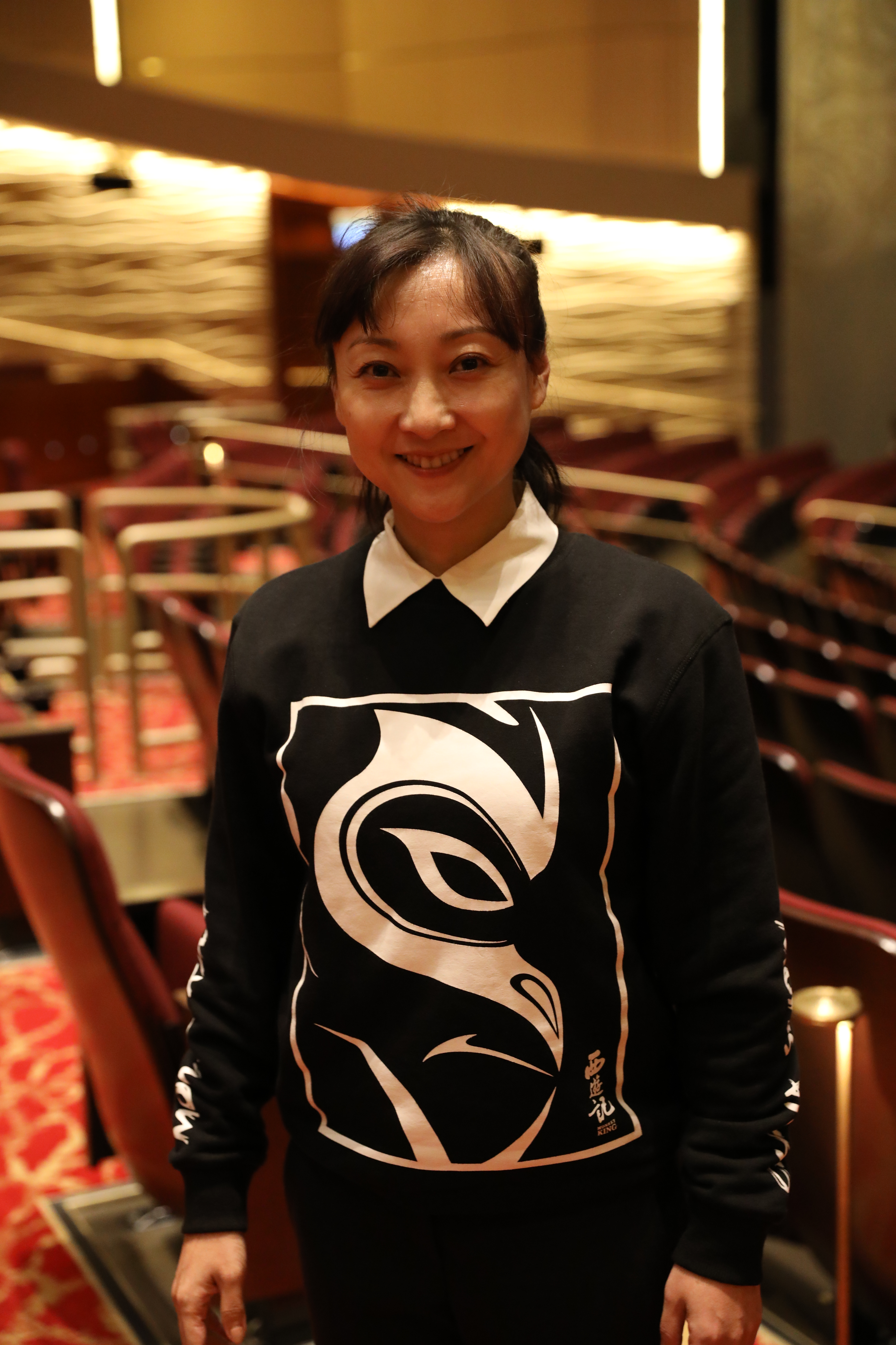 團長賈娟自己是中國的國家一級演員，曾獲法國巴黎明日國際雜技比賽最高獎。