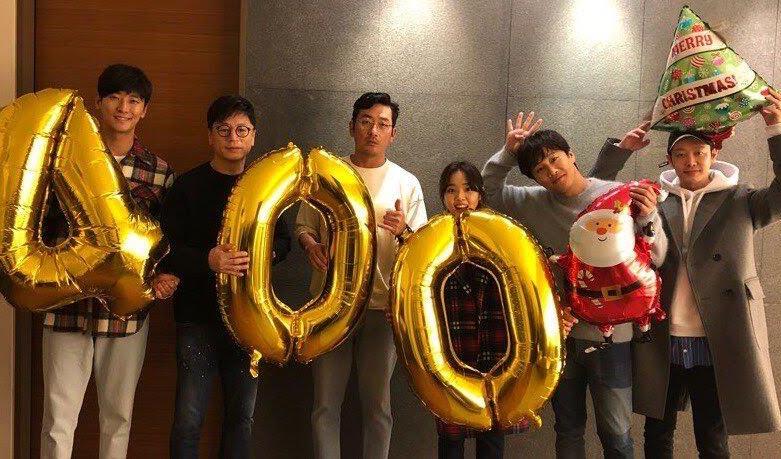 《與神同行》南韓上映6天，觀影突破400萬人次，朱智勳（左起）、金容華導演、河正宇、金香起、車太鉉、金東昱開心慶祝。（翻攝自LOTTE娛樂臉書）