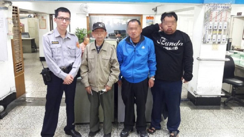 警方通知鄭男家屬將他(右一)領回。(警方提供)