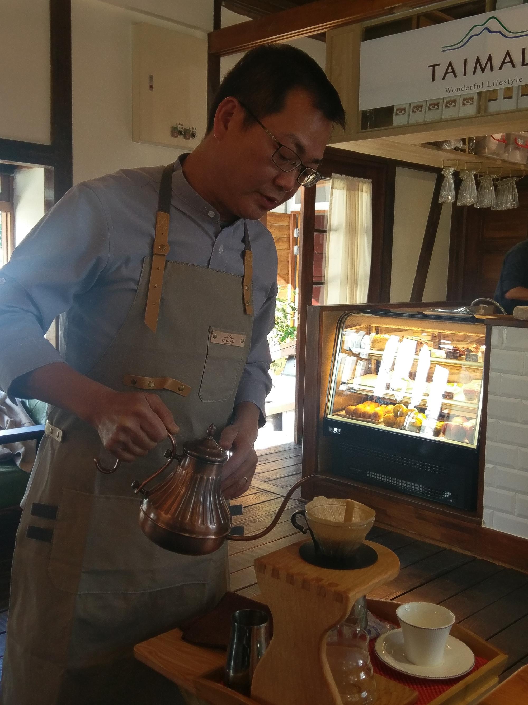 黃朝亮堅持手沖咖啡桌邊服務,希望以講究細節,讓旅人放慢腳步,體會台東之美。