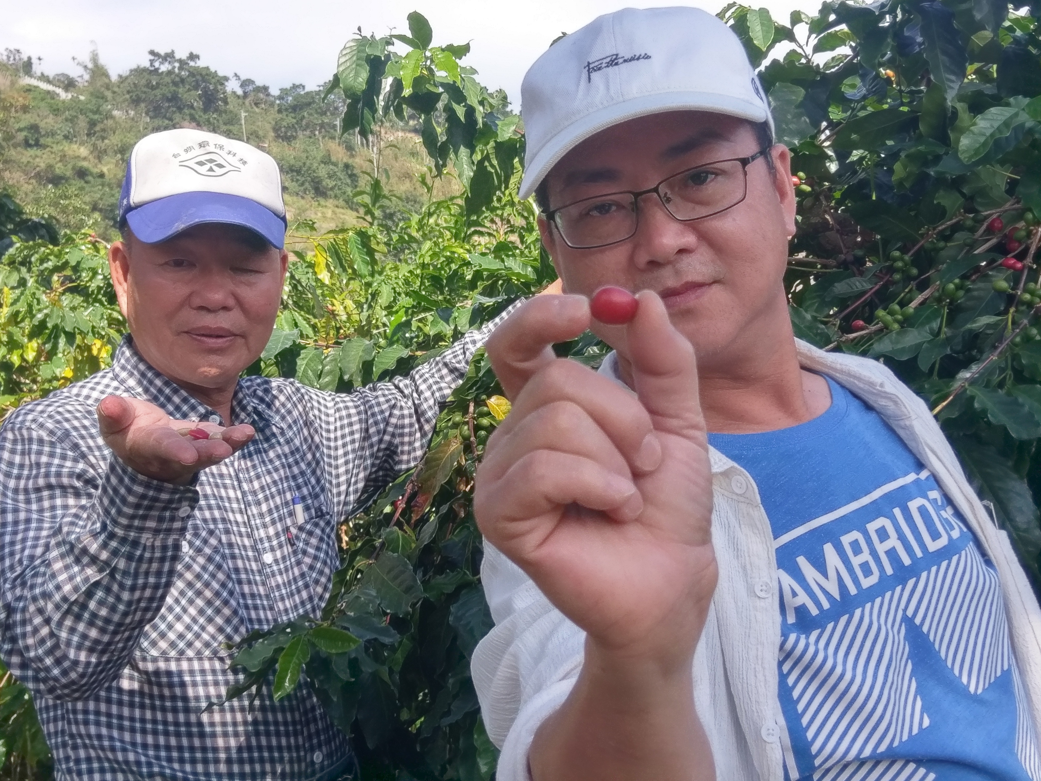 黃朝亮上山和金土咖老闆廖添成聊咖啡豆、聊台東產品很開心。
