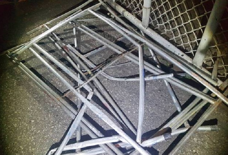 桌腳掉落地面，後方車輛閃避不及。（警方提供）