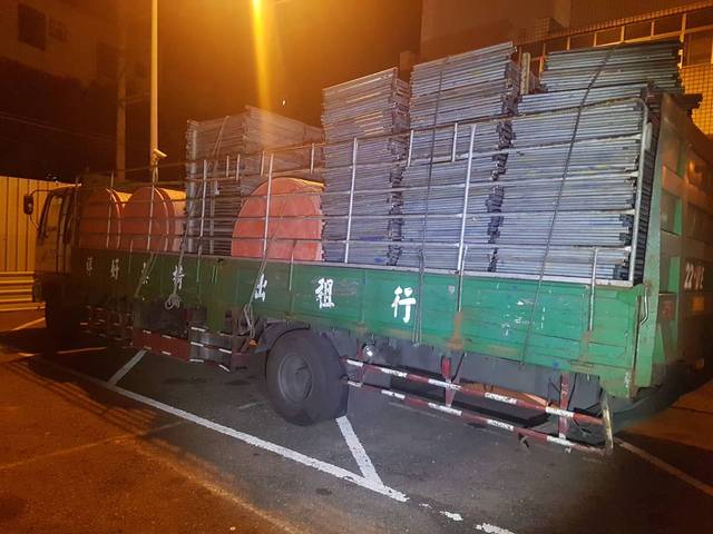 肇事大貨車綑綁不緊，讓桌腳掉落國道，造成後方5部車子受損。（警方提供）