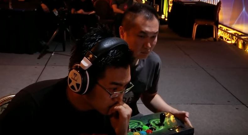 2015年EVO八強賽，向玉麟與Infiltration（右）狹路相逢，向玉麟成功贏下比賽。（圖：翻攝自網路）