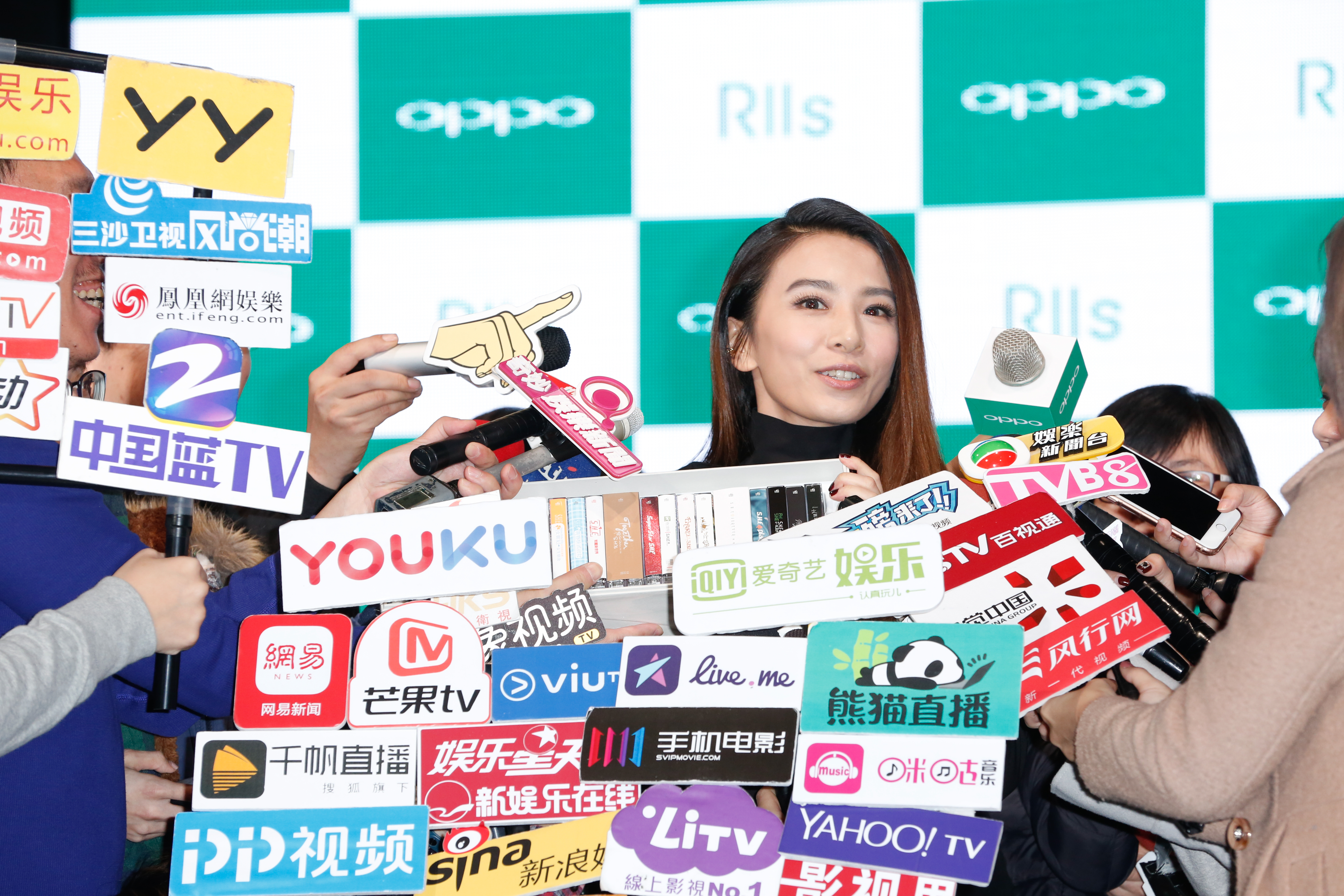 Hebe出席手機代言，對前一晚的耶誕派對津津樂道。