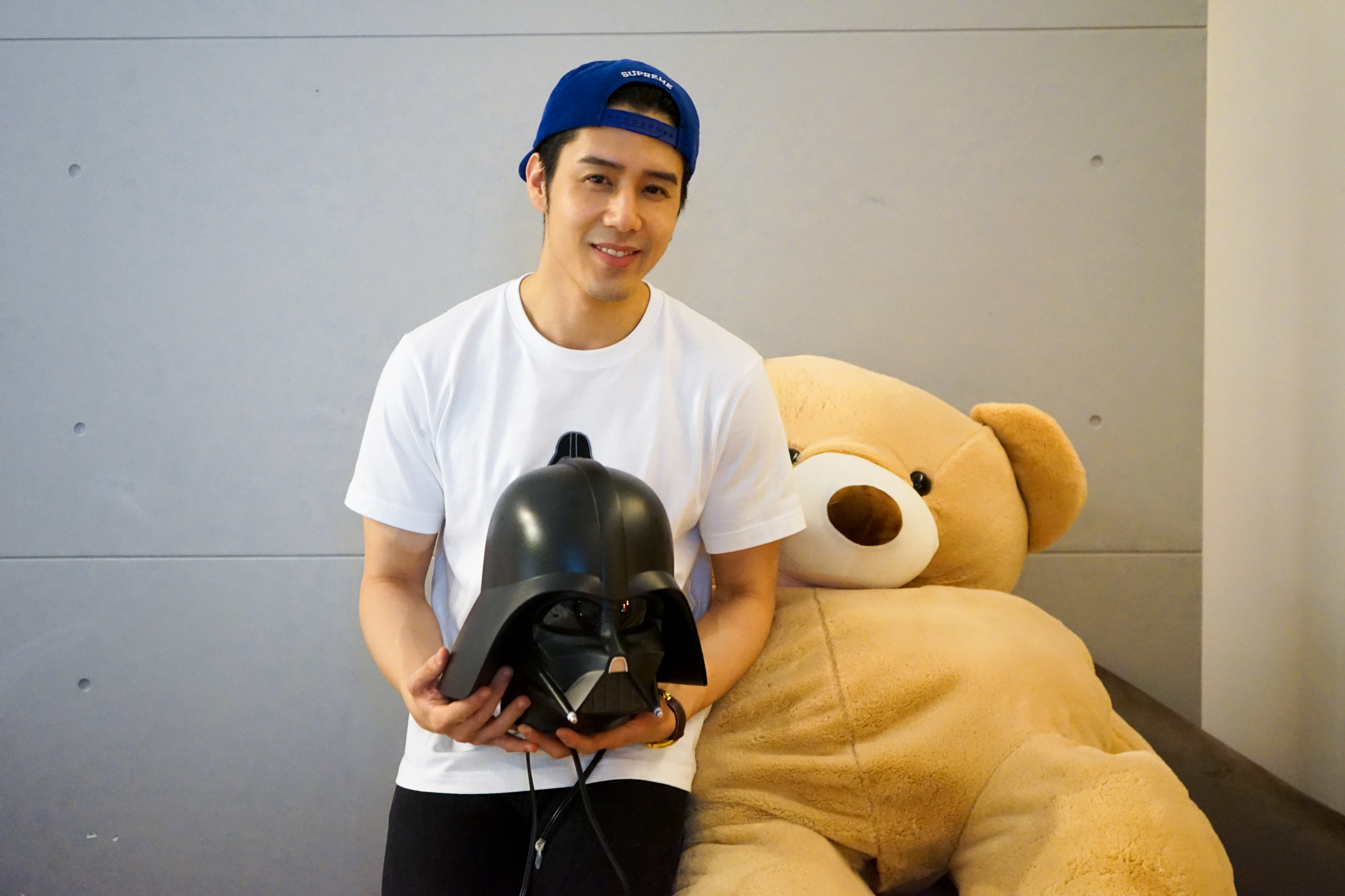 胡宇威耶誕夜零點直播，藏身2米大熊。（寶麗來國際娛樂股份有限公司提供）