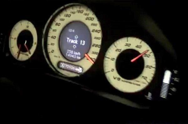 直播畫面顯示，車速達時速130公里。