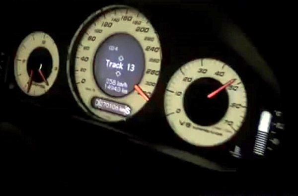 直播畫面顯示，車速達時速130公里。