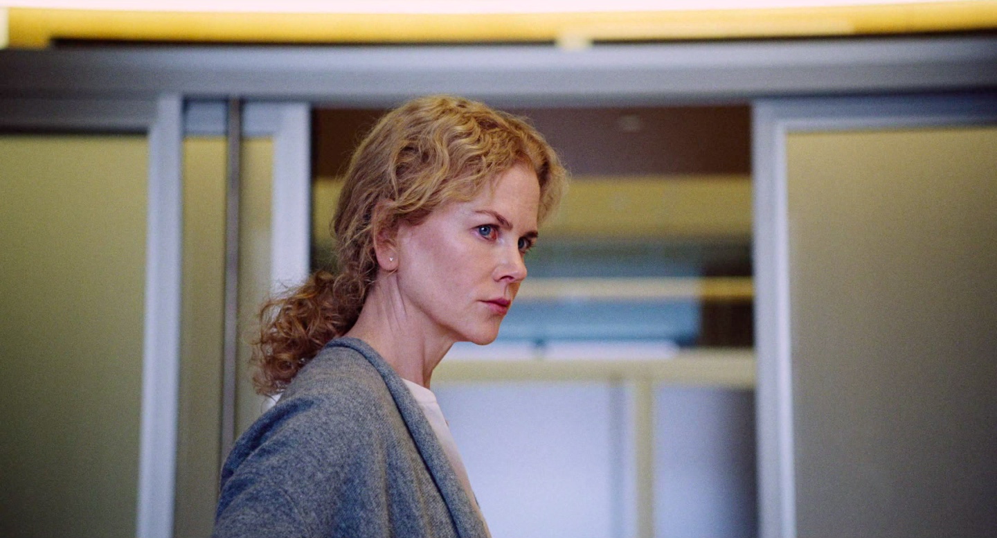 妮可基嫚在《聖鹿之死》角色性格突出，為了探知丈夫柯林法洛在醫院的作為，她不惜跑去幫柯林的同事打手槍交換祕密。（傳影互動提供）