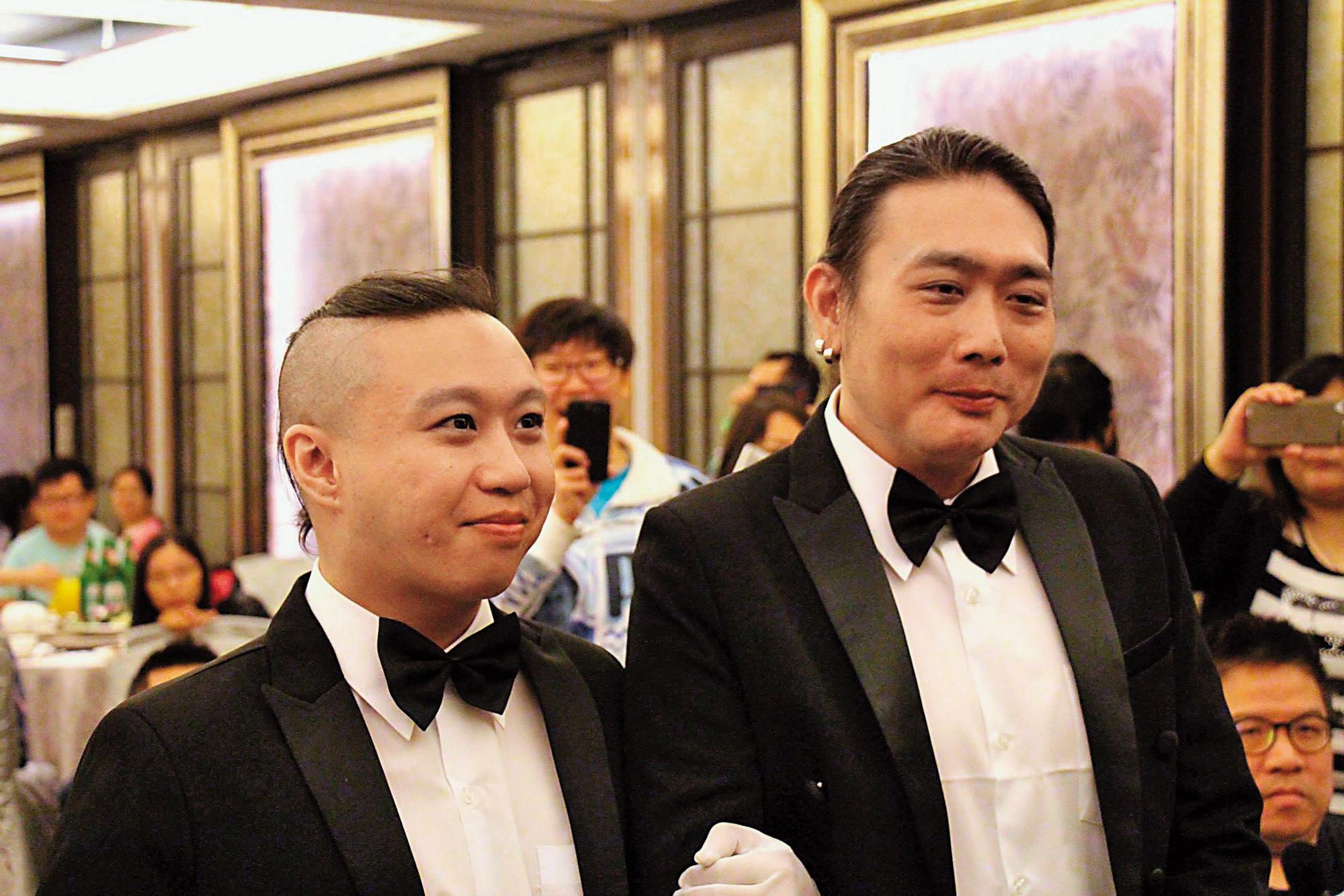酷兒盟的理事長潘世新（右）與胡勝翔（左）2年前辦婚宴，今年6月亦到新北中和市公所進行同性伴侶註記，然潘世新今年11月過世，2人的法定關係也自動失效。（翻攝胡勝翔臉書）