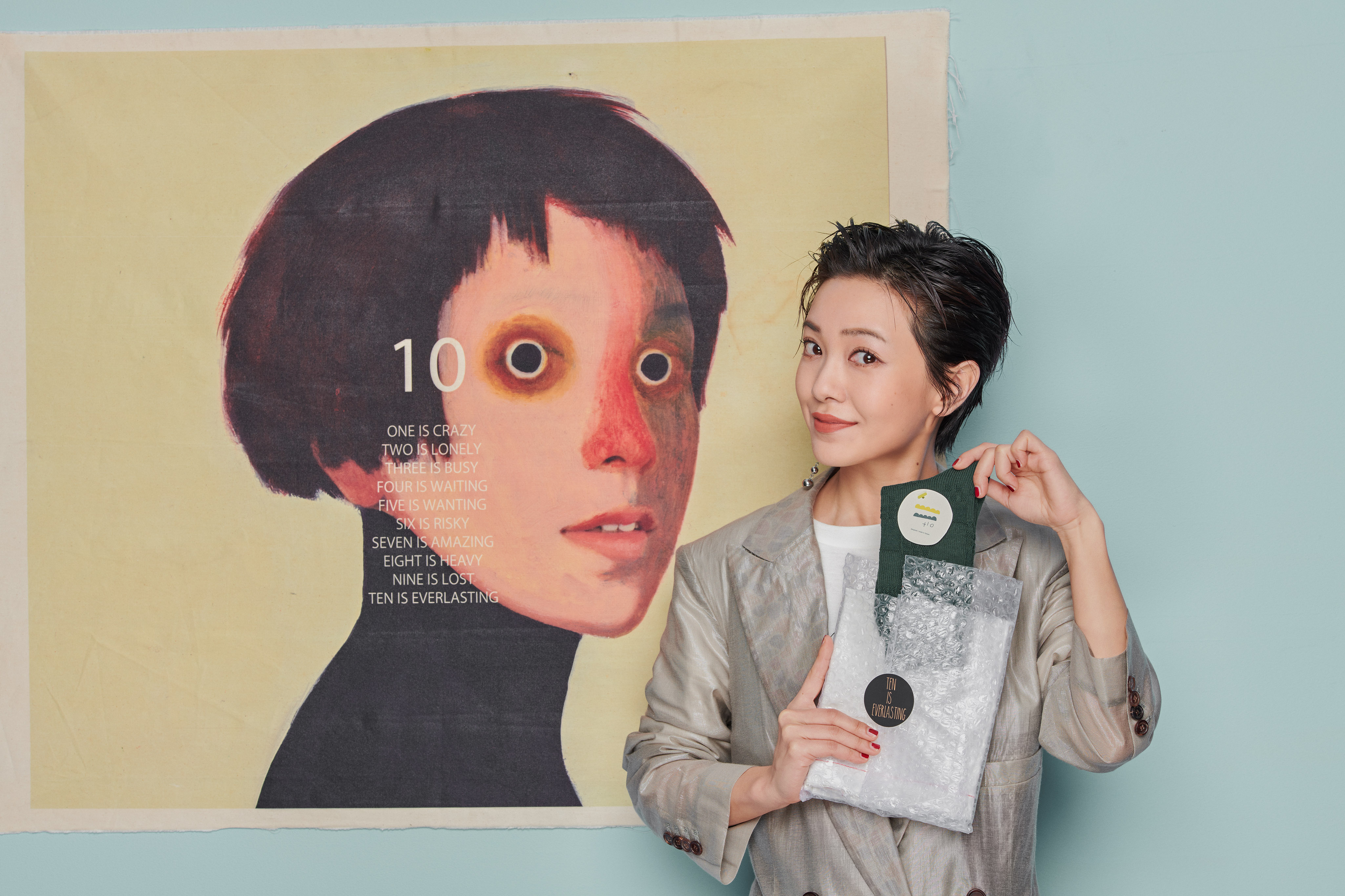 出道十年，郭采潔找來西班牙藝術家幫她畫肖像紀念。（經紀公司提供）