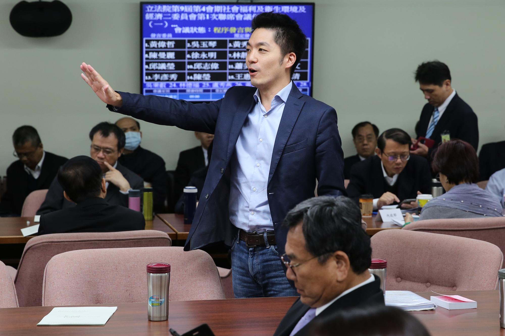 國民黨縣市長黨內初選將採全民調決定人選。台北市立委蔣萬安民調緊咬前立委丁守中。