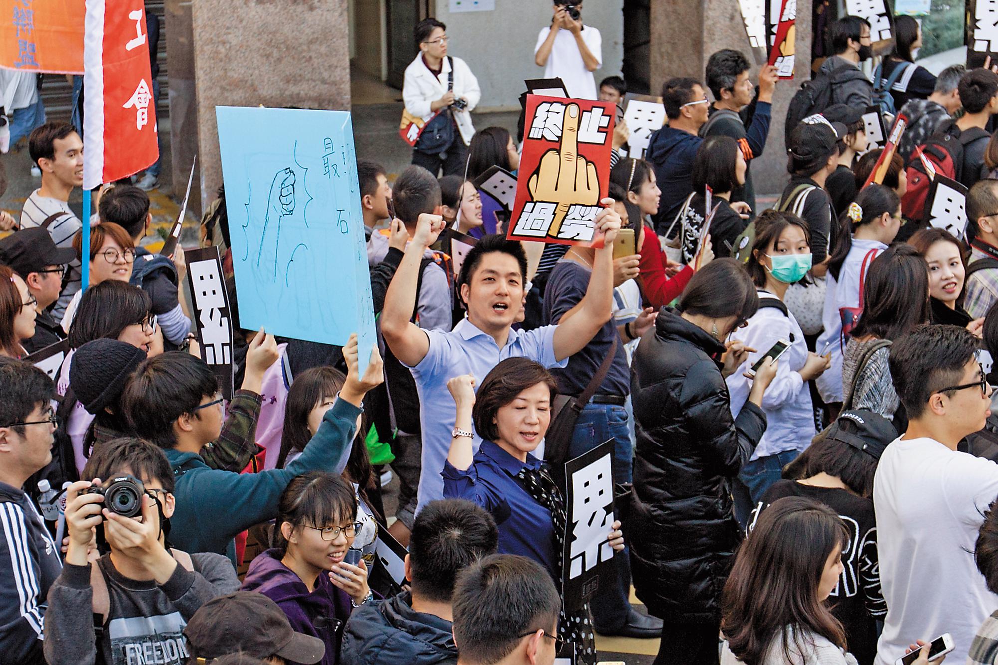 國民黨立委蔣萬安在勞基法修法一戰成名,成為黨內人氣王,反勞基法修惡大遊行23日舉行,蔣也到場聲援。