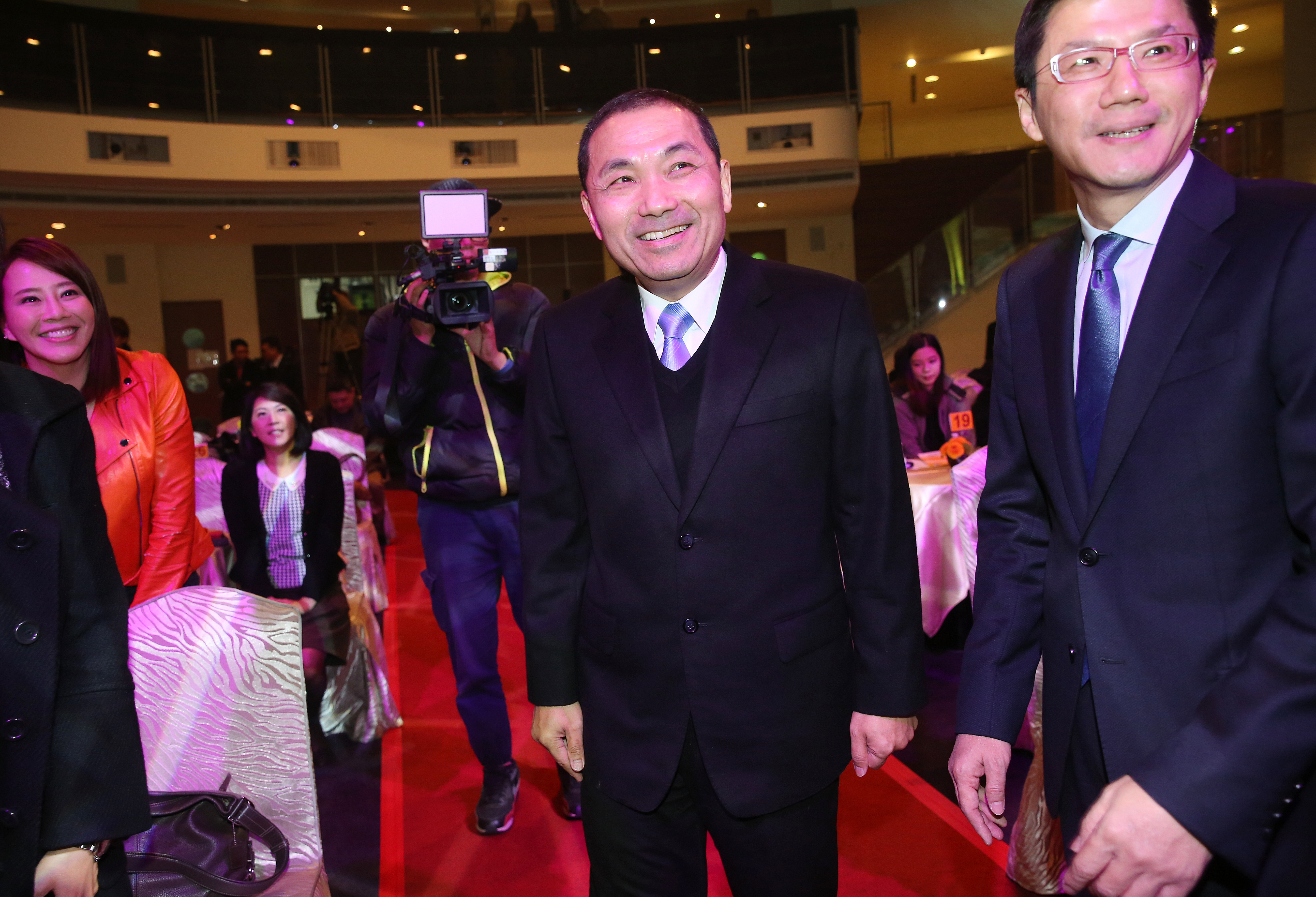 國民黨縣市長黨內初選將採全民調決定人選，副市長侯友宜（中）與前台北縣長周錫瑋3月底決勝負。