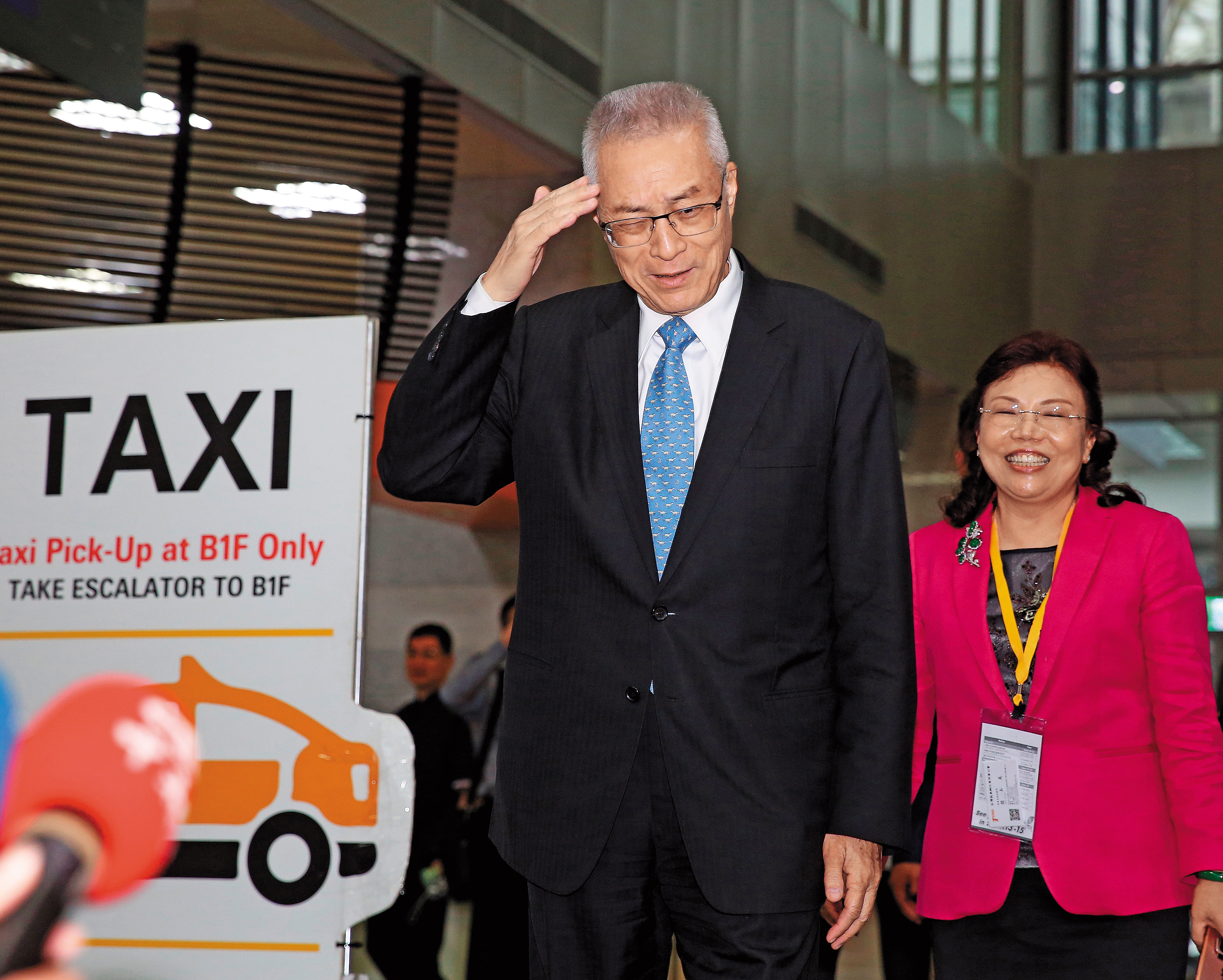 面對2018大選年，國民黨有8個選區爆激戰，讓黨主席吳敦義（左）頗傷腦筋。