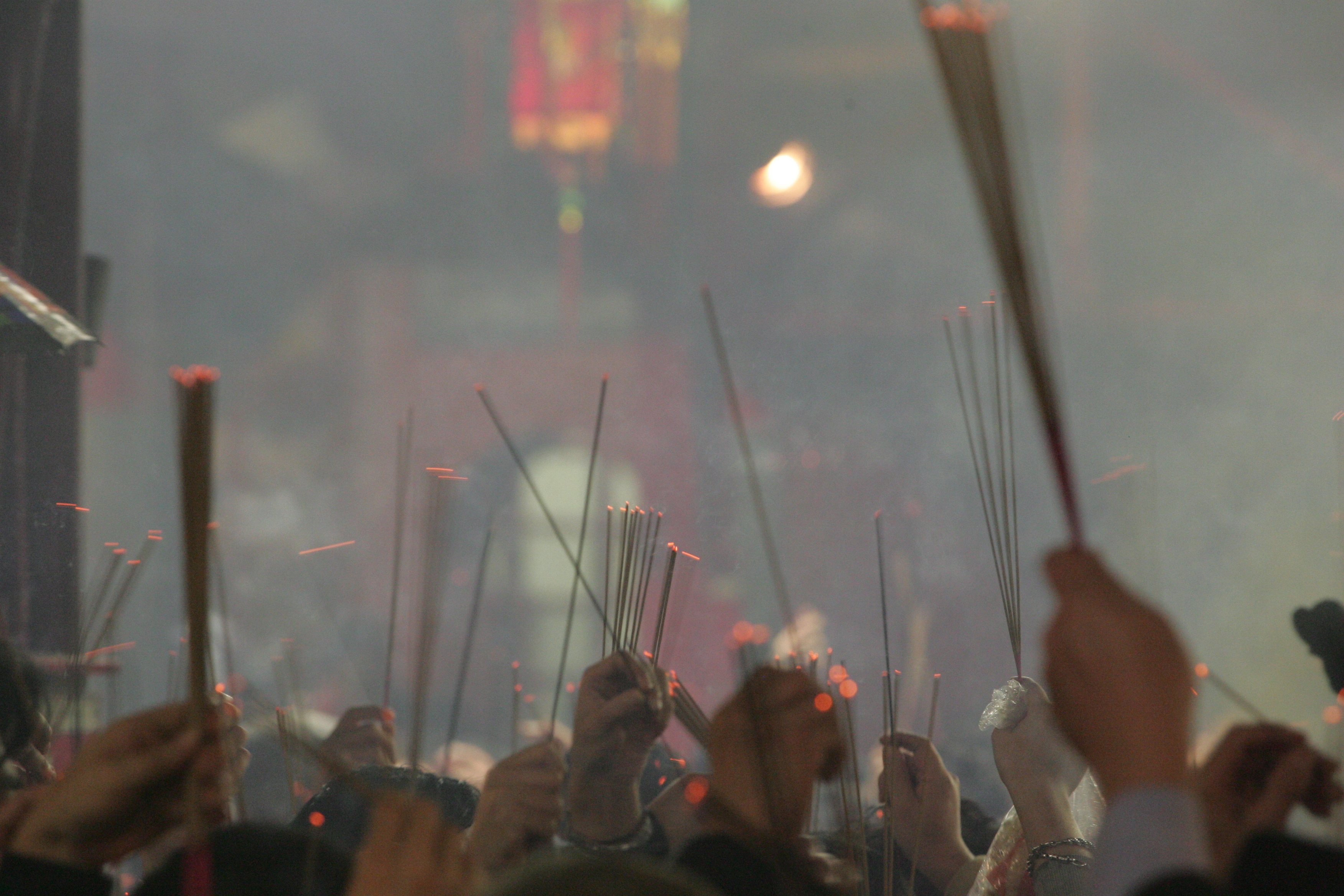 民眾示威抗議空氣汙染，政府強力推動廟宇減香停爐，以減少空汙，老百姓還是抗議，逼得官署衙門只好煞車。