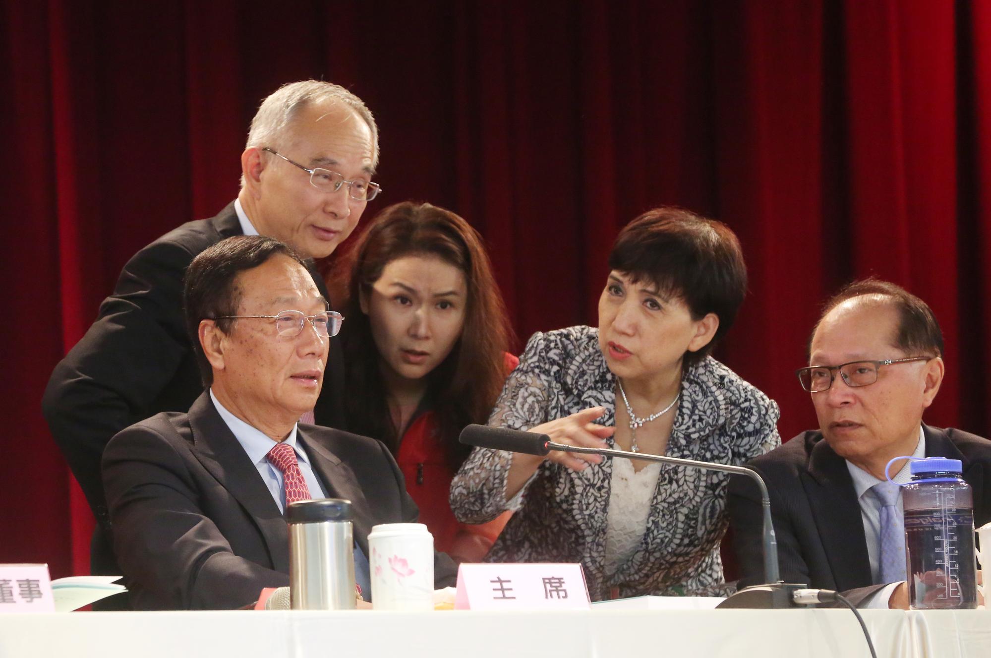 鴻海董事長郭台銘(左)選在明年1月開臨時股東會,要通過子公司FII赴上海A股上市案。