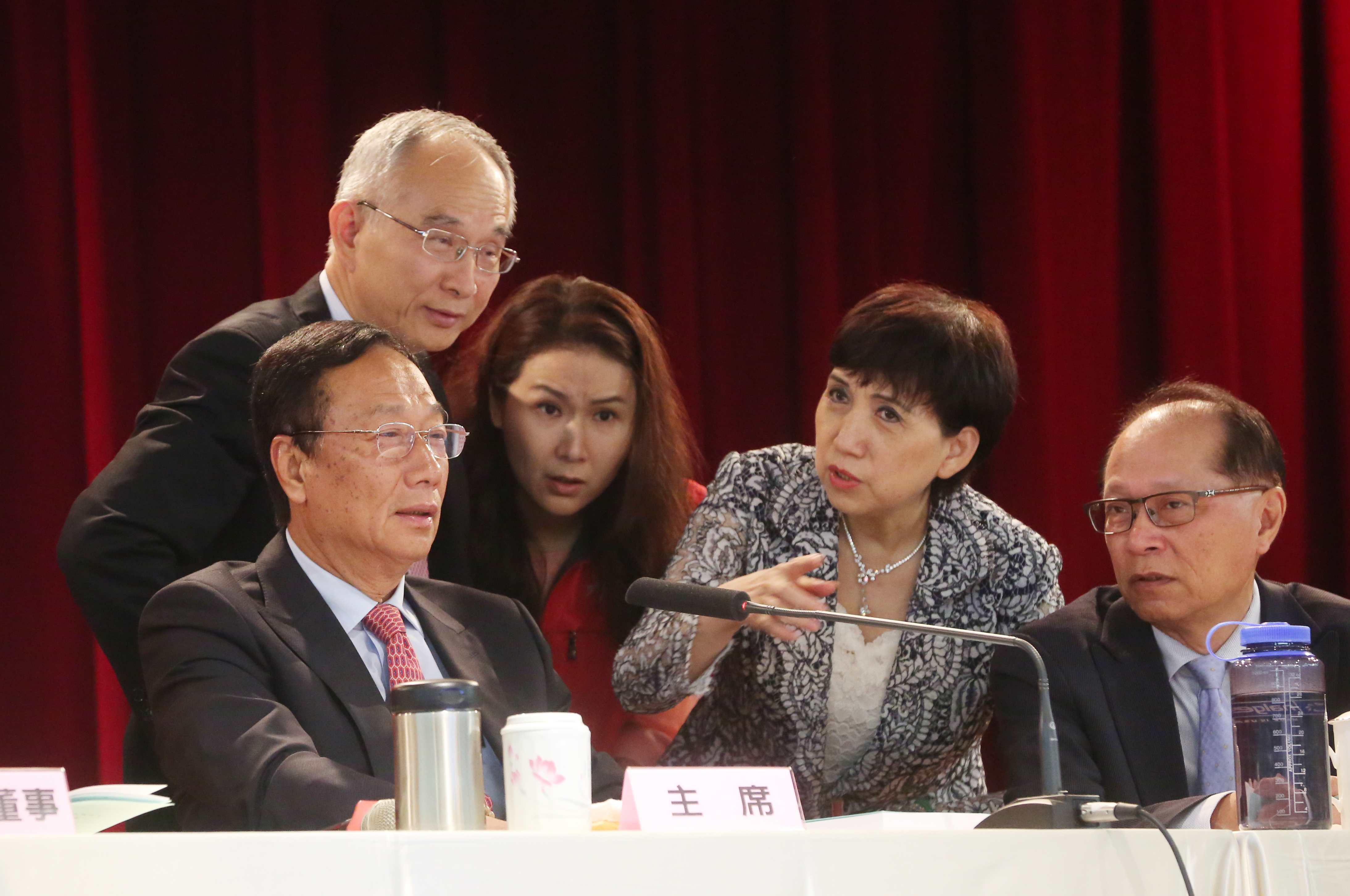 鴻海董事長郭台銘（左）選在明年1月開臨時股東會，要通過子公司FII赴上海A股上市案。