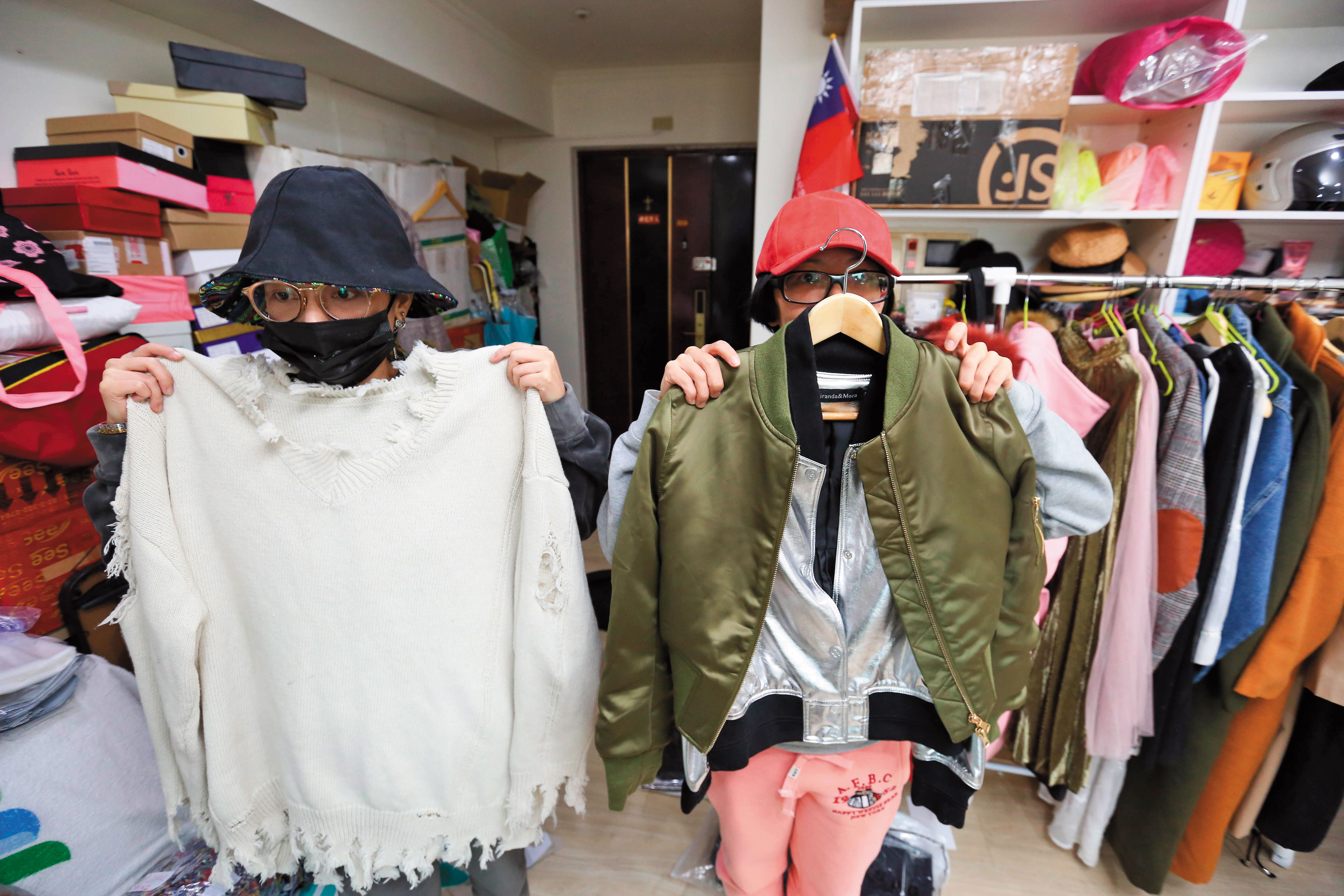 F姊妹（圖）手上的衣服都是贊助王思佳穿的，她們指控王索討衣服，卻不依約po臉書宣傳，把她們當成傻子。