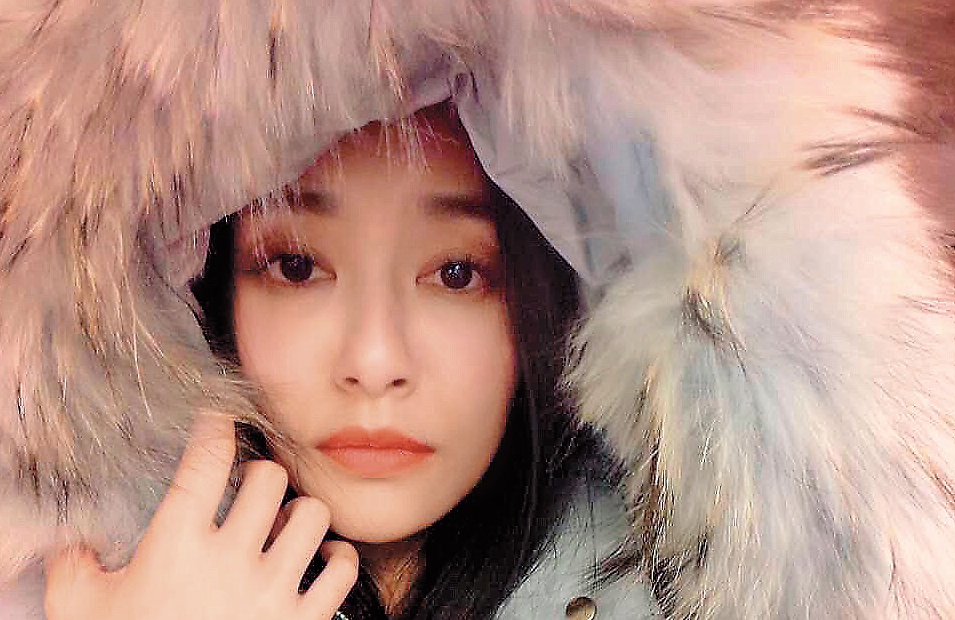 王思佳身上這件大衣，就是網拍業者贊助的。（業者提供）